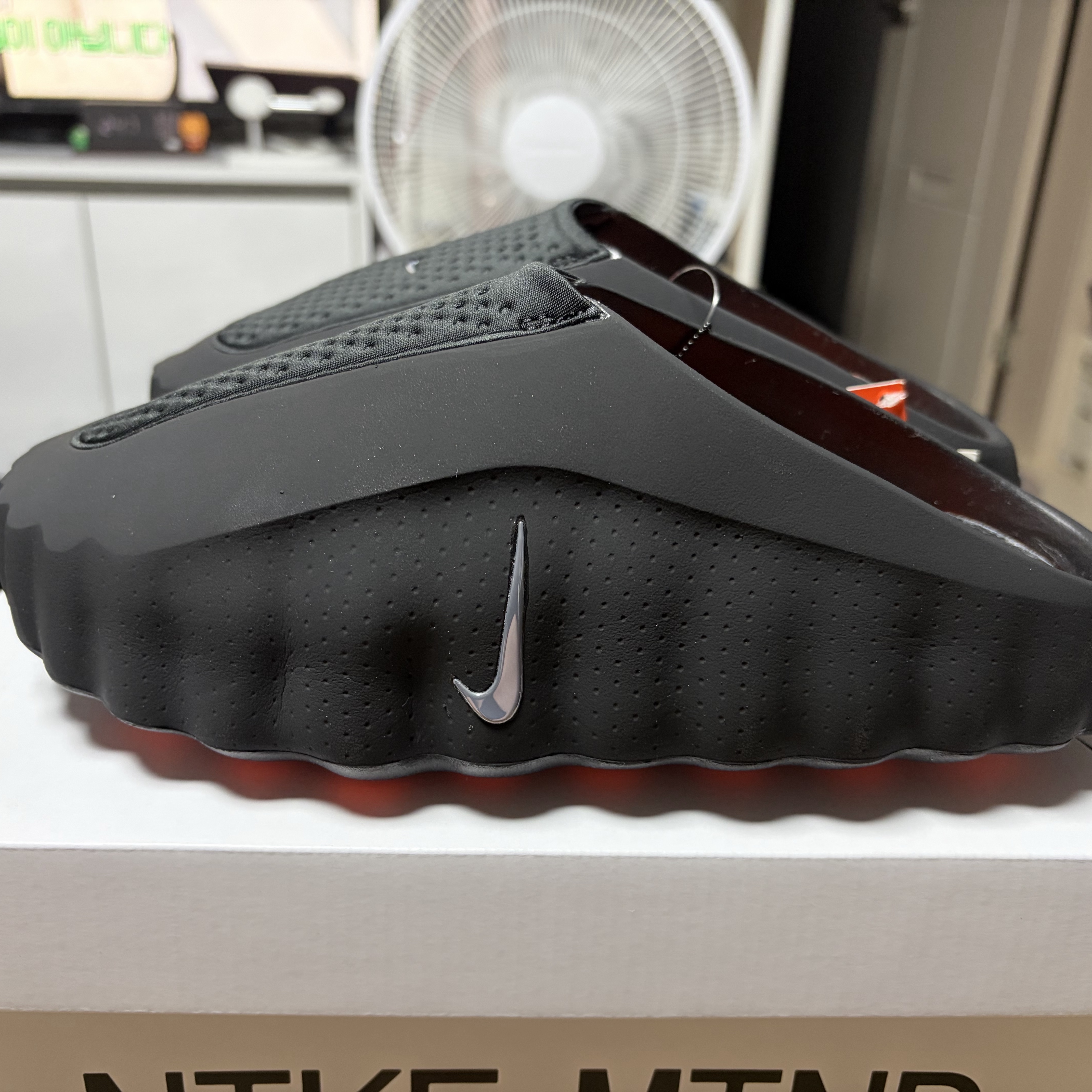 Nike Mind 001 Black Chrome 착용 스타일 - 1
