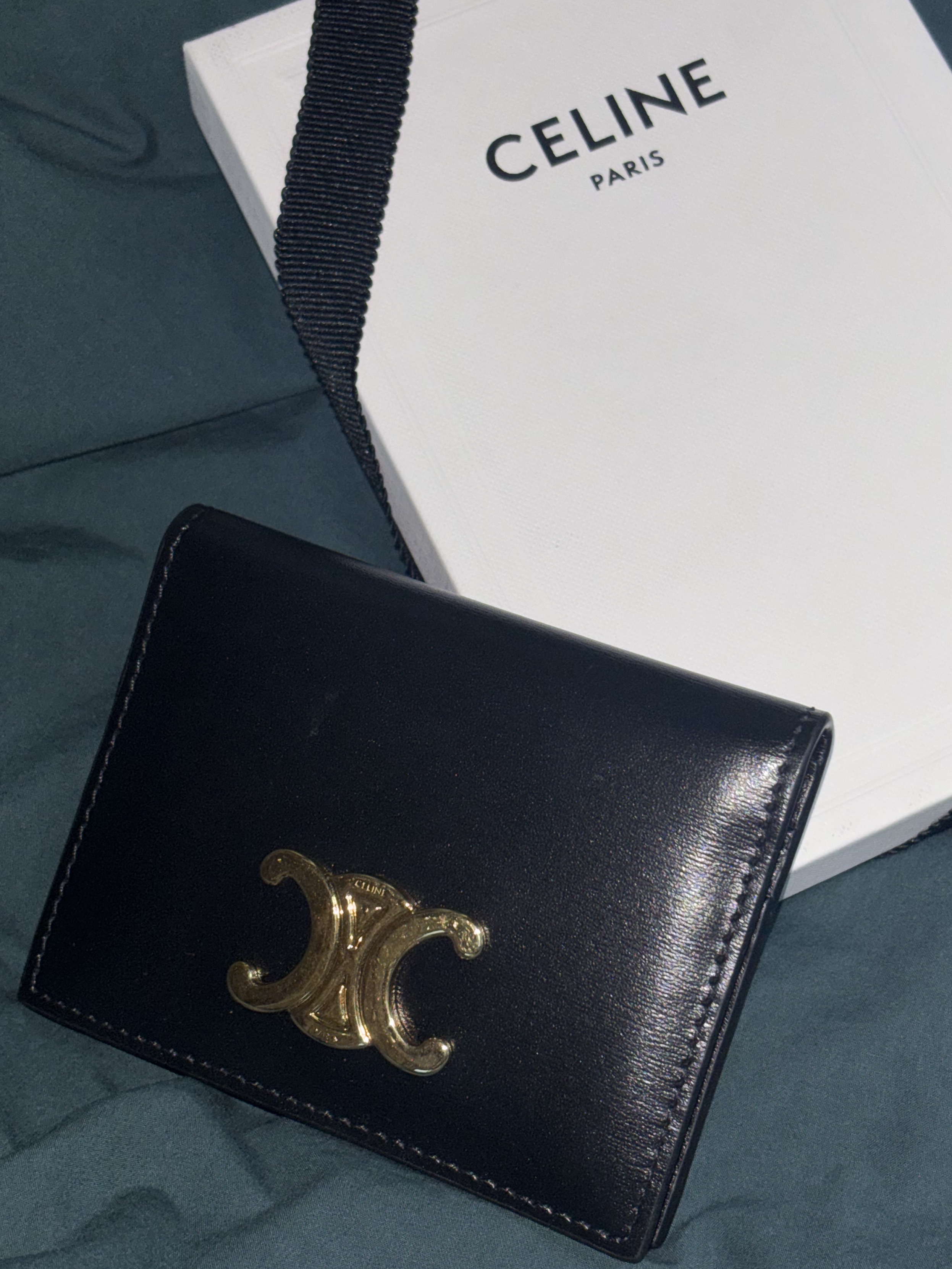 Celine Bi-Fold Card Holder in Shiny Calfskin Black 착용 스타일 - 1