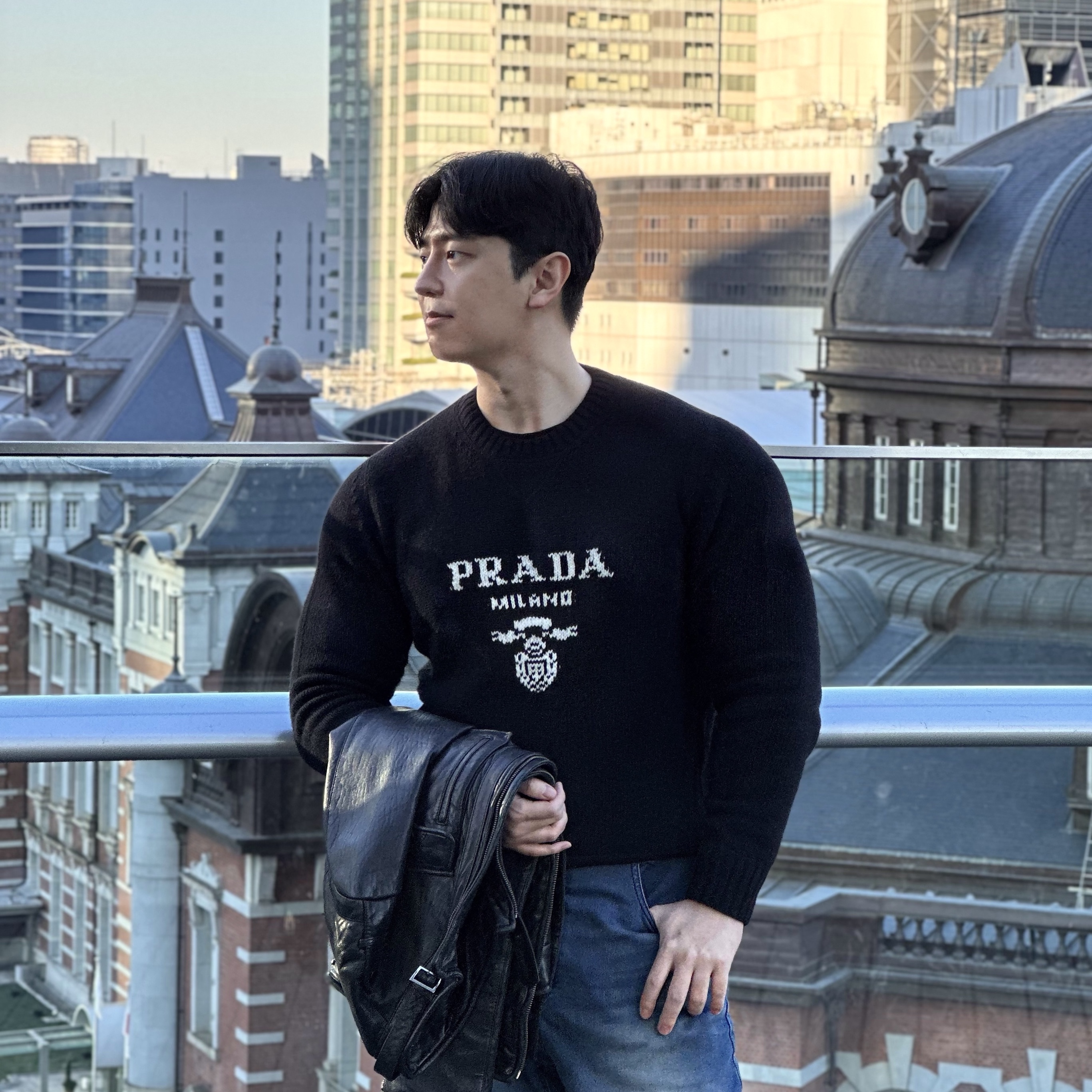 Prada Wool Cashmere Crewneck Sweater Black 착용 스타일 - 1