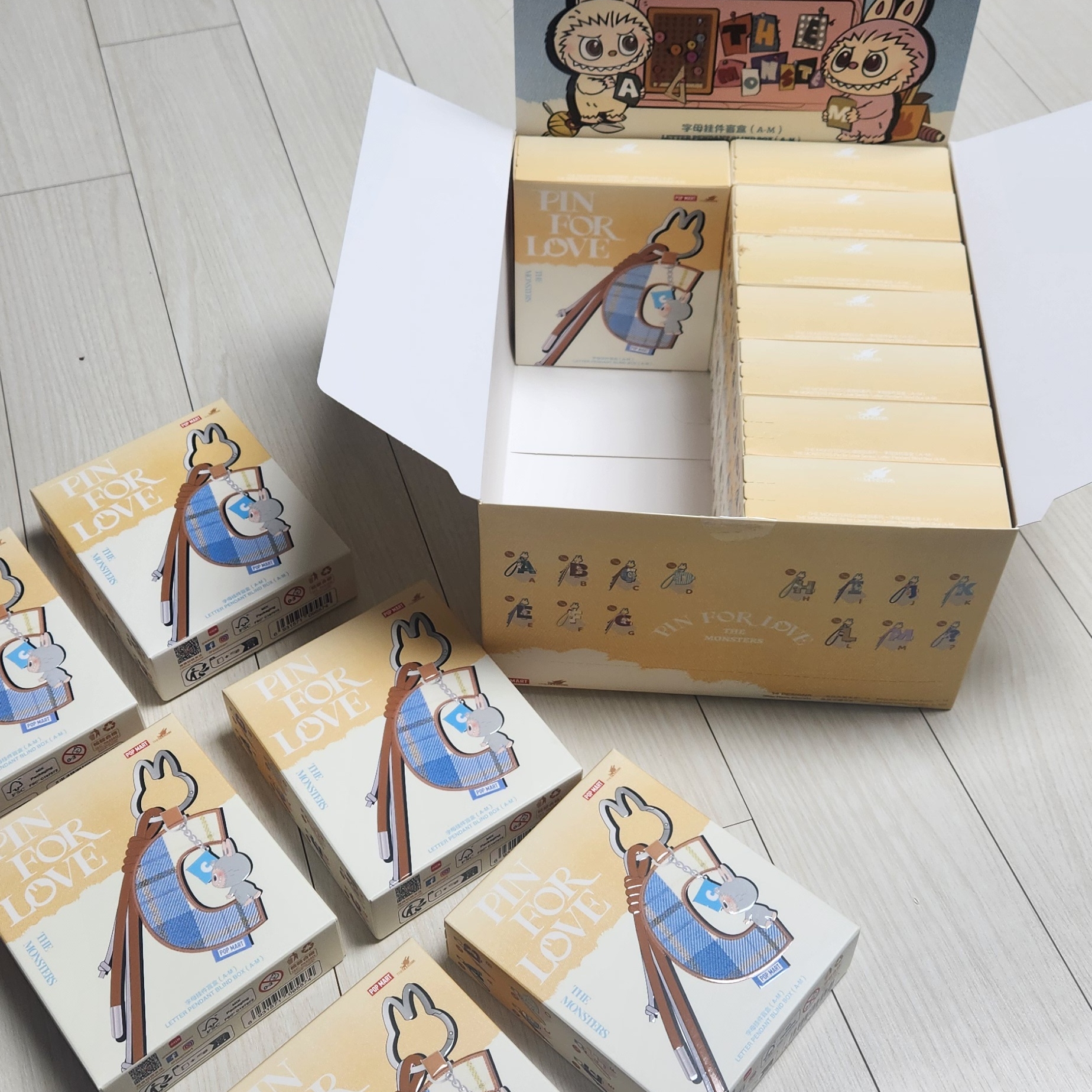 Pop Mart Labubu The Monsters Pin For Love Series - Letter Pendant Sealed Case (A-M) (14 Blind Boxes) 착용 스타일 - 5