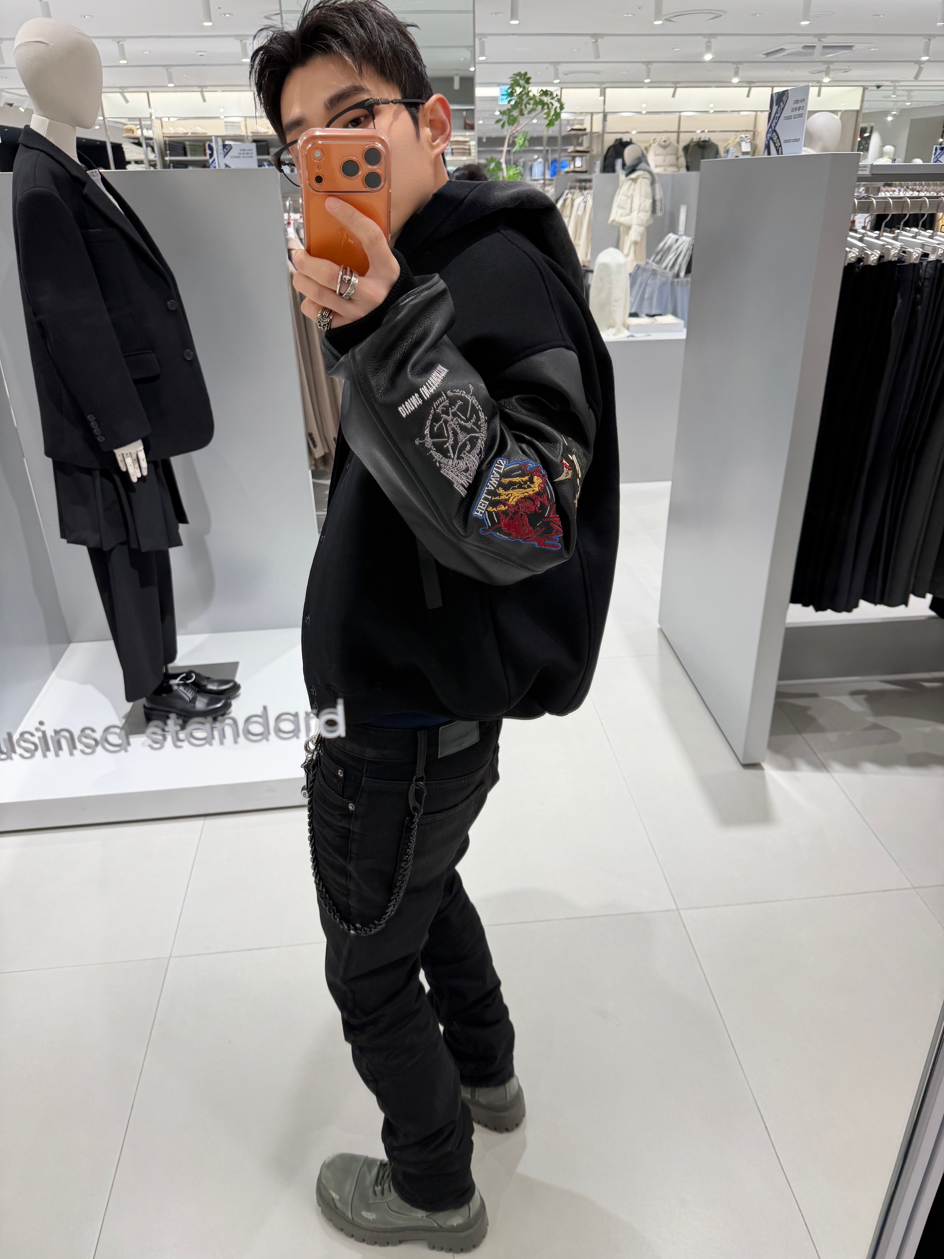 SLAYER  Undermycar Various Logo Embroidered Varsity Jacket Black, Undermycar Black Bold Chain Slim Straight Wax Coated Jeans Black 착용 스타일 - 2