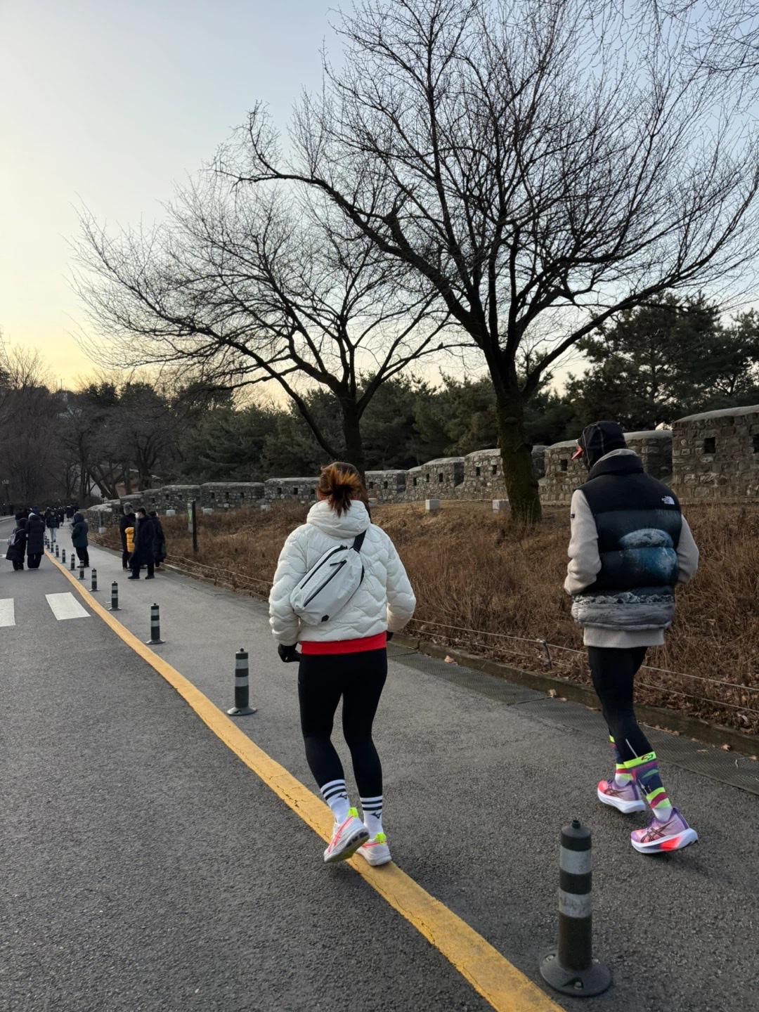 Asics Megablast Edo Purple Black, Asics Gel-Kayano 32 Asics Track Club White Flash Coral 착용 스타일 - 1