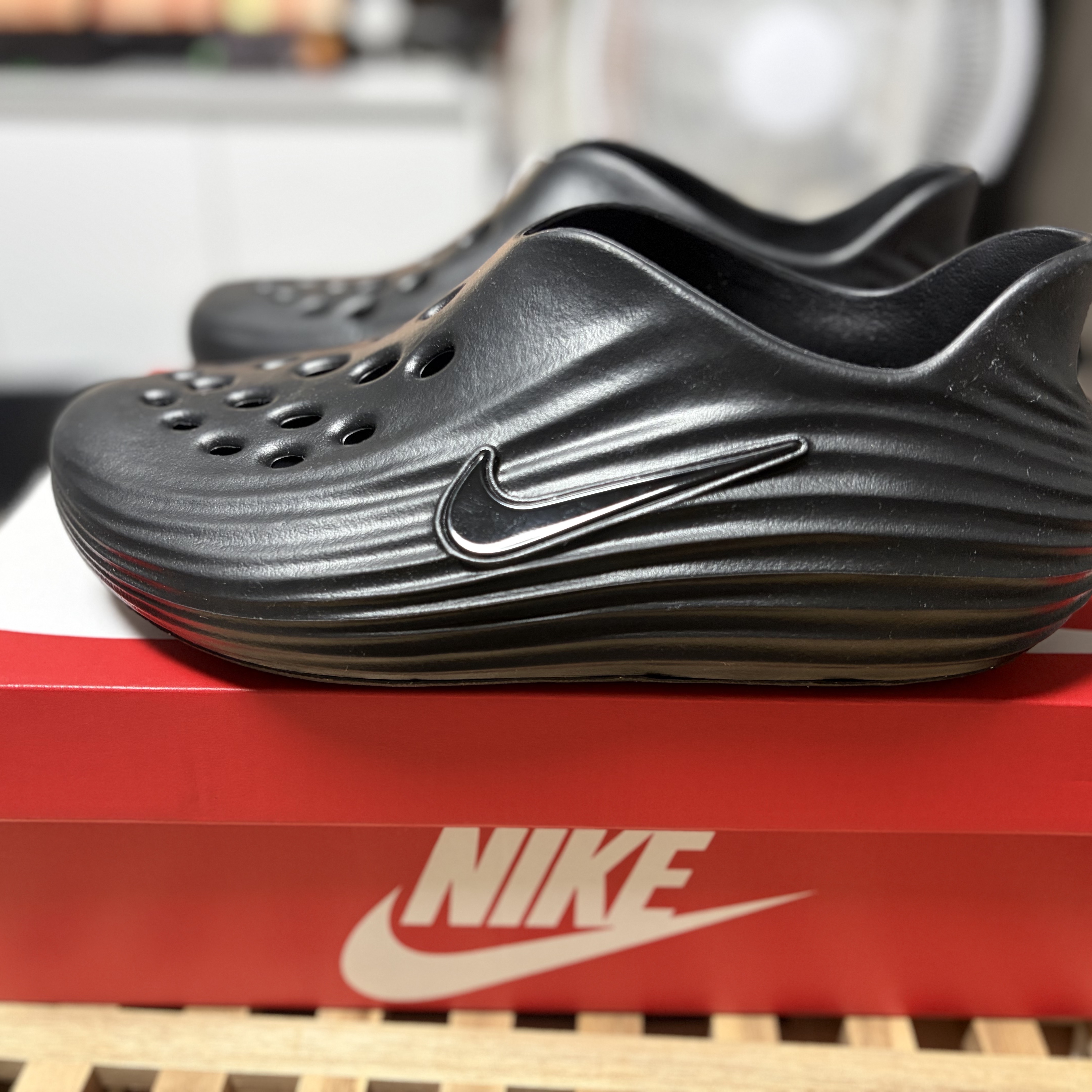 Nike ReactX Rejuven8 Triple Black 착용 스타일 - 1