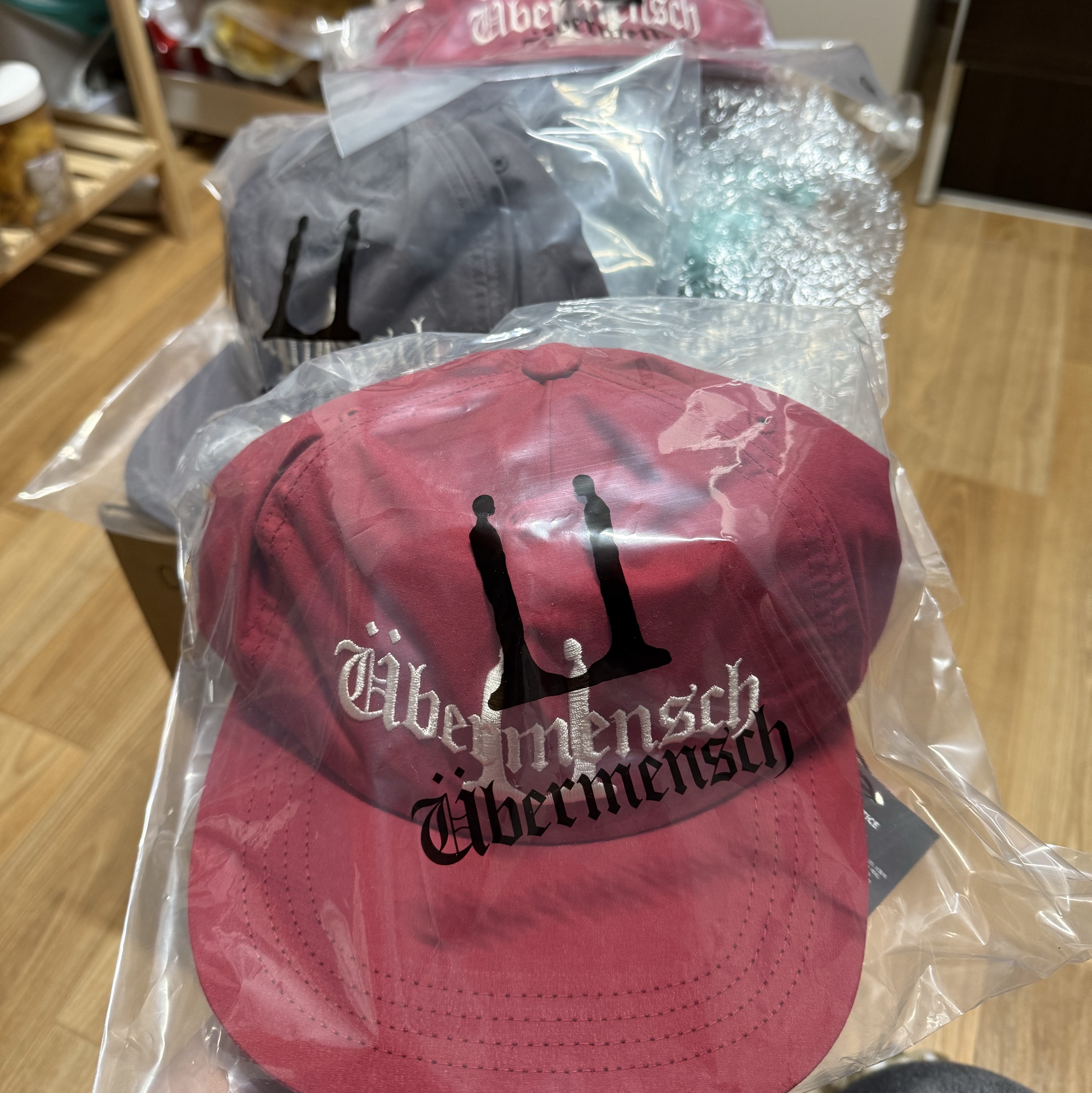 G-DRAGON Ubermensch Cap Burgundy, G-DRAGON Ubermensch Cap Charcoal 착용 스타일