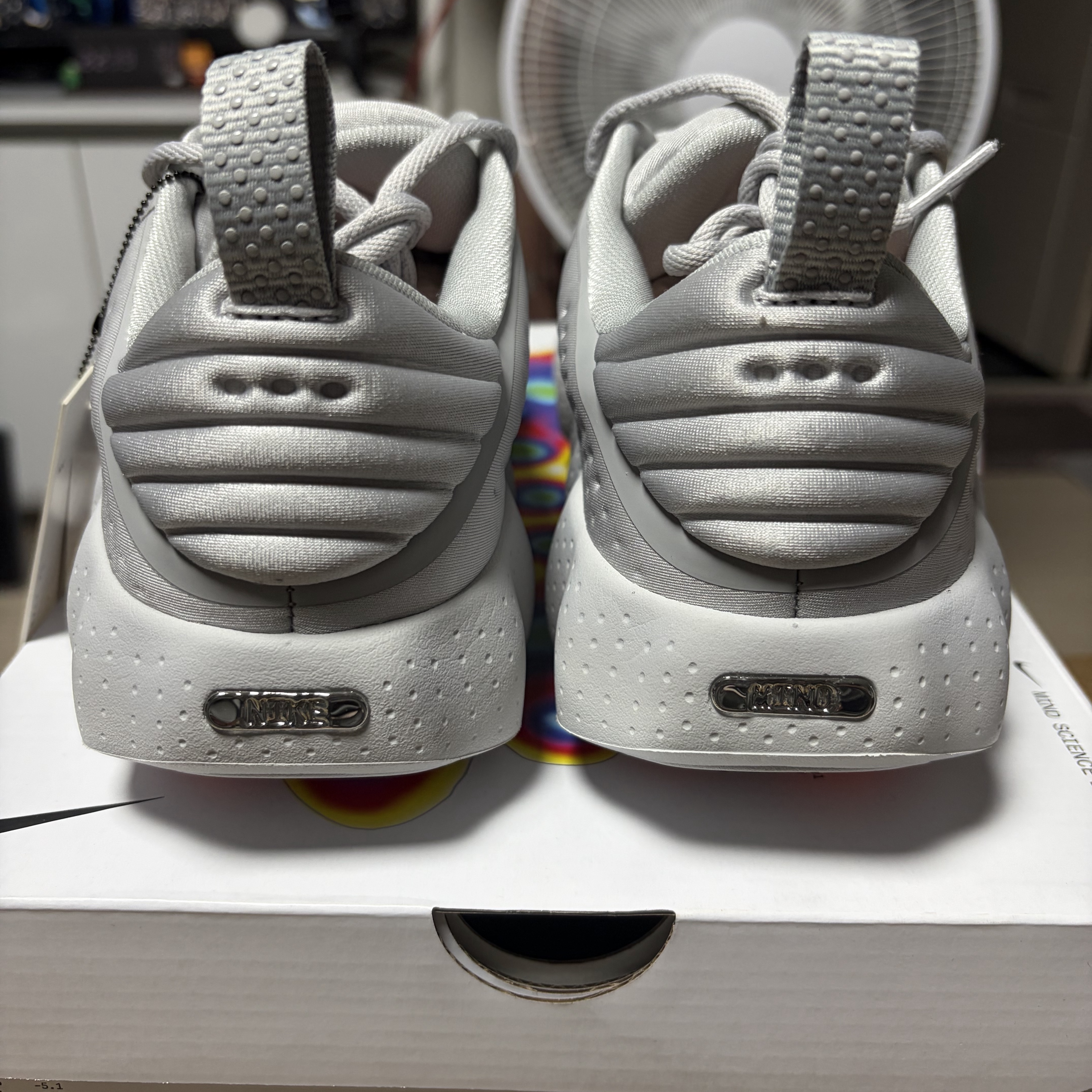 Nike Mind 002 Light Smoke Grey Photon Dust 착용 스타일 - 5