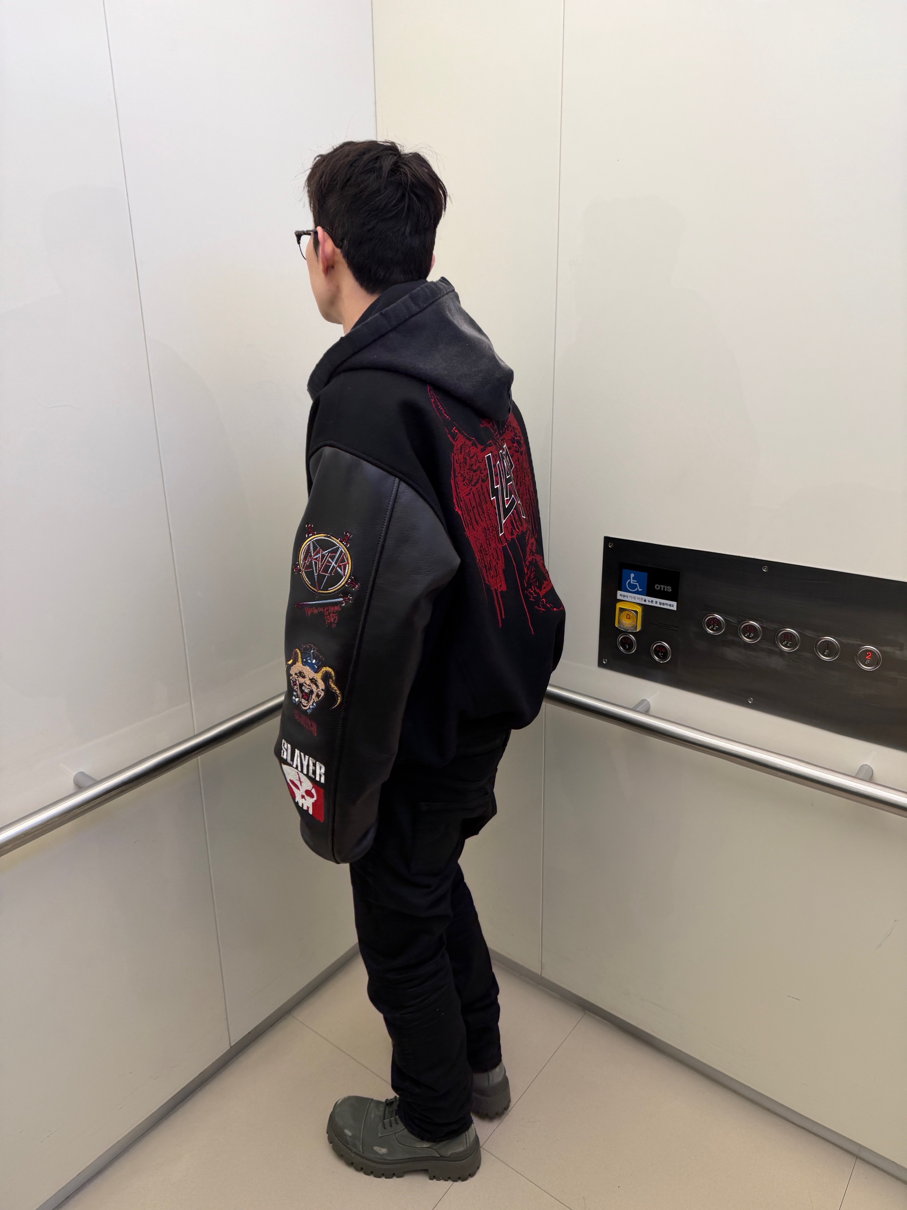 SLAYER  Undermycar Various Logo Embroidered Varsity Jacket Black, Undermycar Black Bold Chain Slim Straight Wax Coated Jeans Black 착용 스타일 - 7