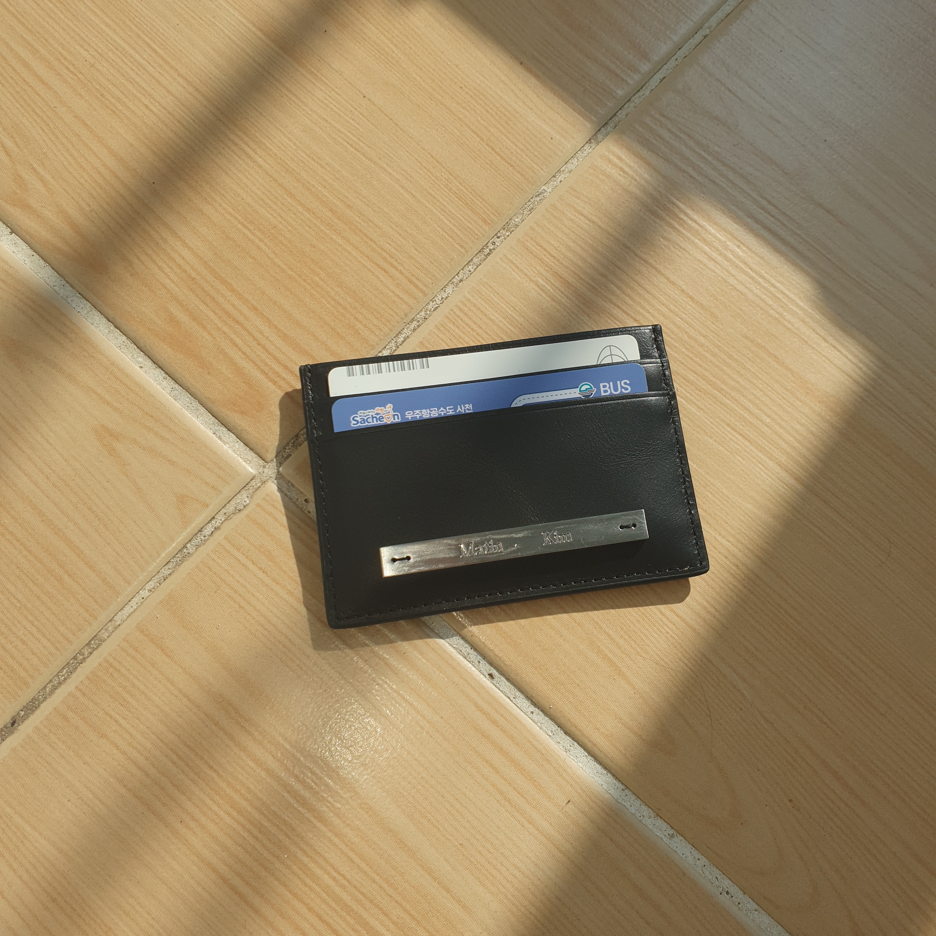 Matin Kim Vintage Card Wallet Black 착용 스타일