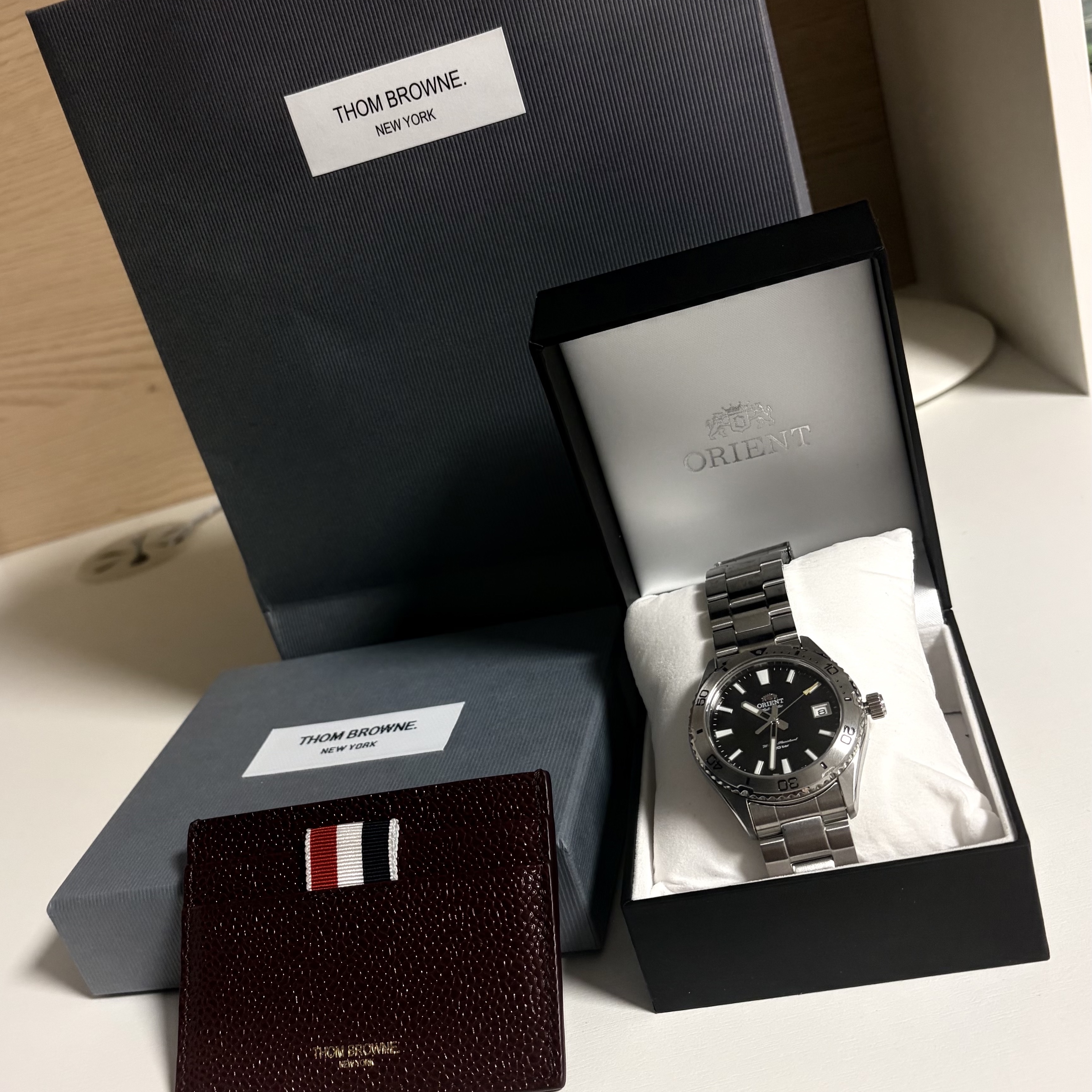 Orient Mako 40 39.9mm Automatic Stainless Steel Black Dial, Thom Browne Pebble Grain Leather Stripe Note Compartment Card Holder Burgundy 착용 스타일
