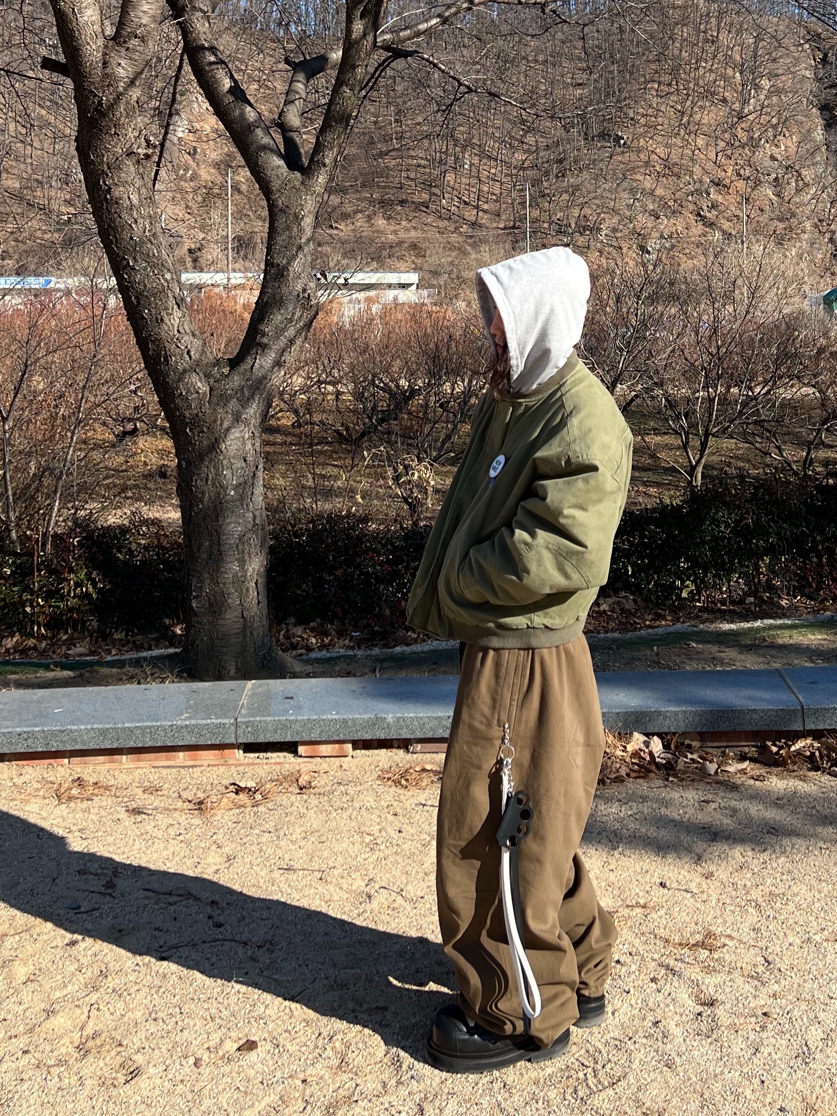 Nonnod Sulfur Dye Serge Bomber Jacket Vintage Khaki, Nonnod Moleskin Track Pants Khaki Brown 착용 스타일 - 3