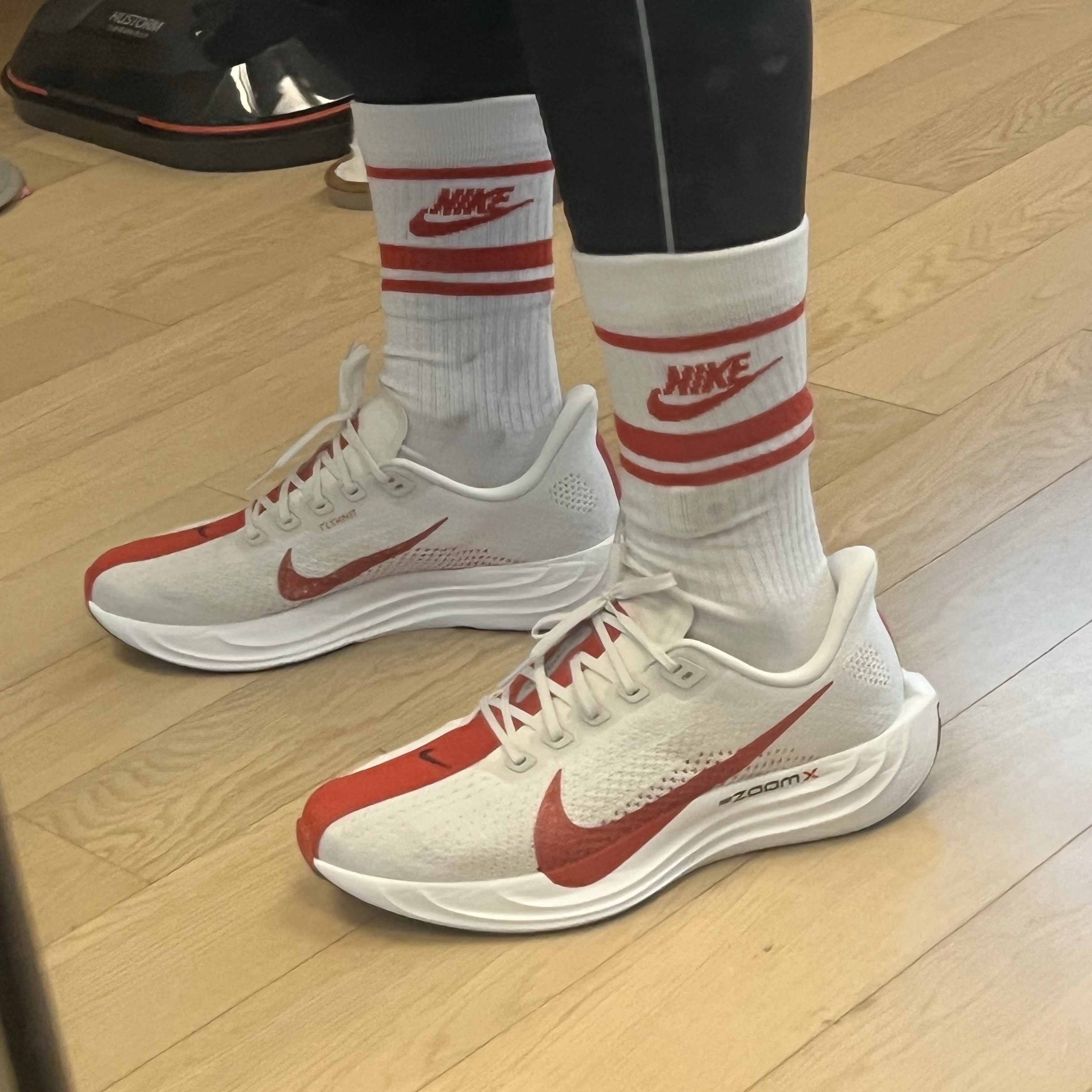 Nike Pegasus Plus Platinum Tint University Red 착용 스타일