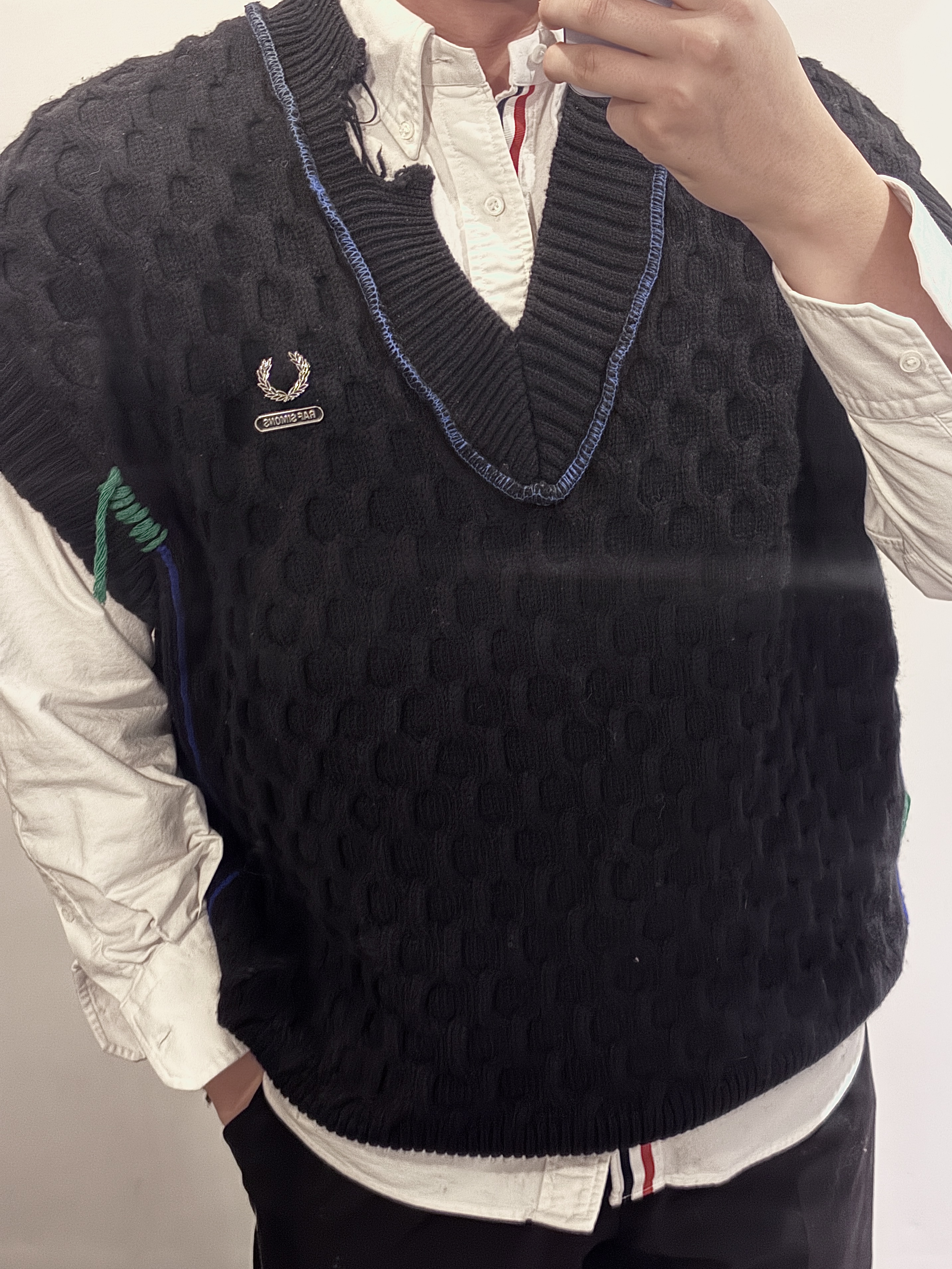 Zara x Ader Error Oversized Vest Black, Thom Browne Oxford Classic Grosgrain Placket Shirt White 착용 스타일 - 3