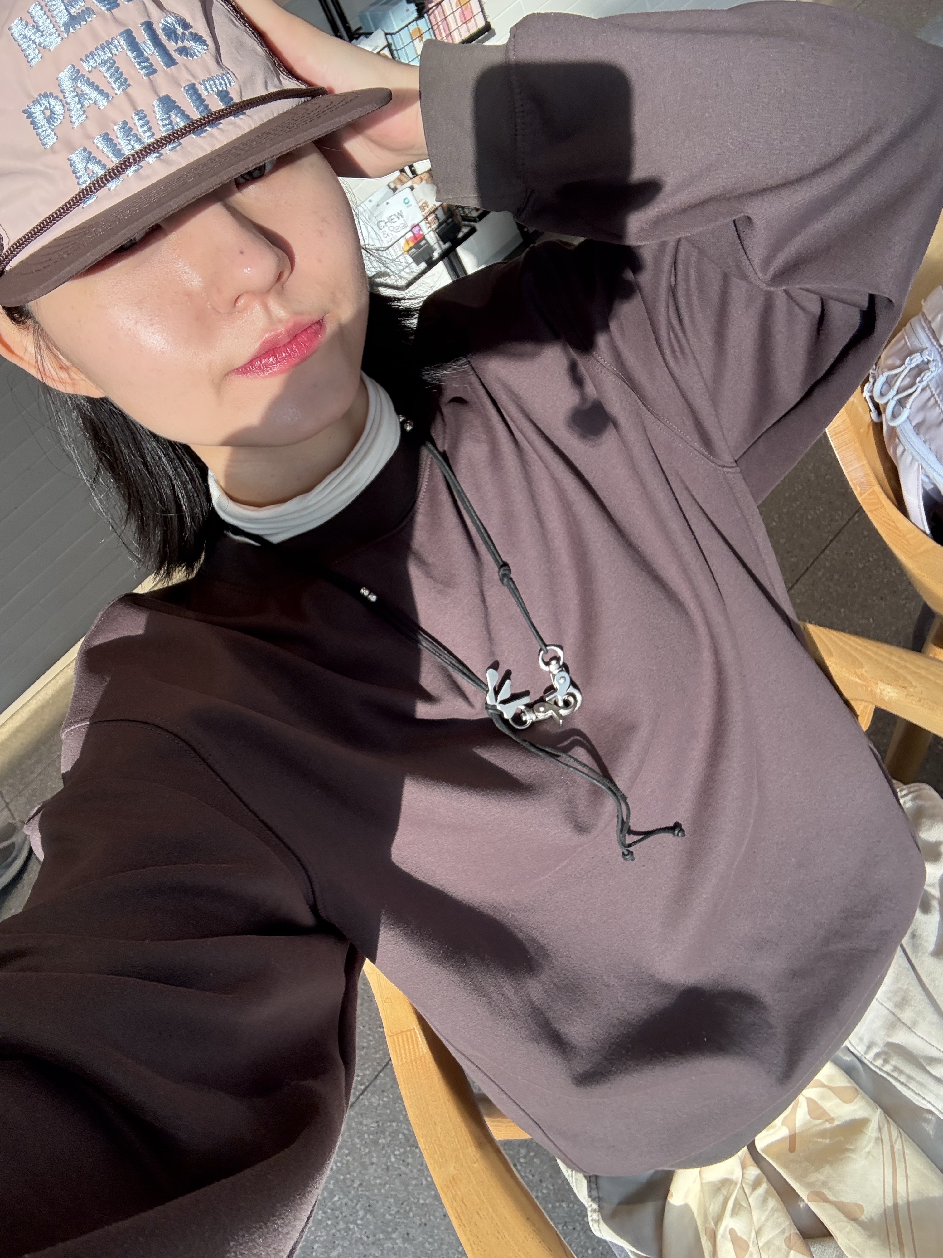 Alex Zono x Woodz New Paths Await Trucker Hat Beige, Woodz Out of Time Artifacts Necklace Suede Black 착용 스타일 - 1