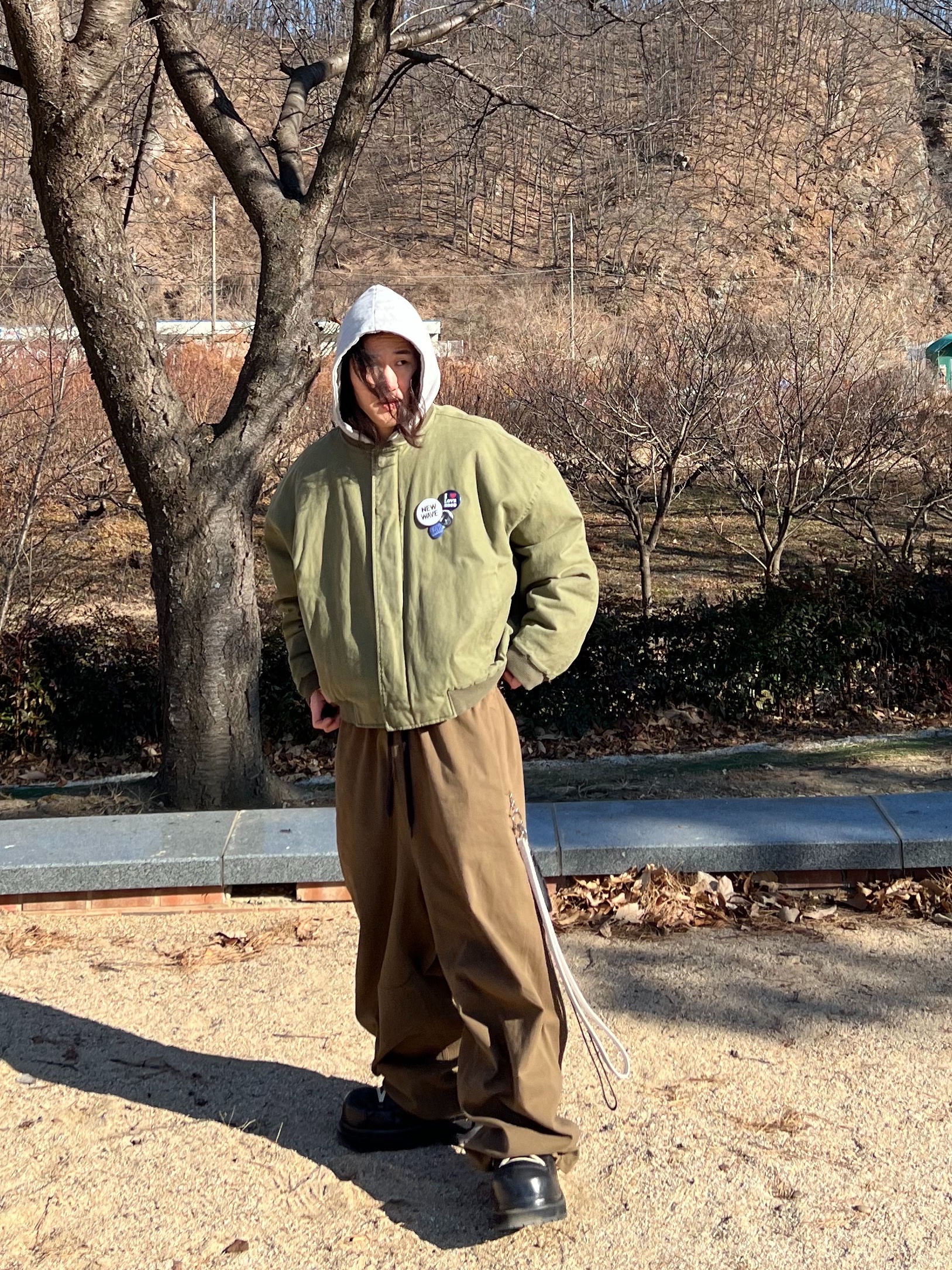 Nonnod Sulfur Dye Serge Bomber Jacket Vintage Khaki, Nonnod Moleskin Track Pants Khaki Brown 착용 스타일 - 2