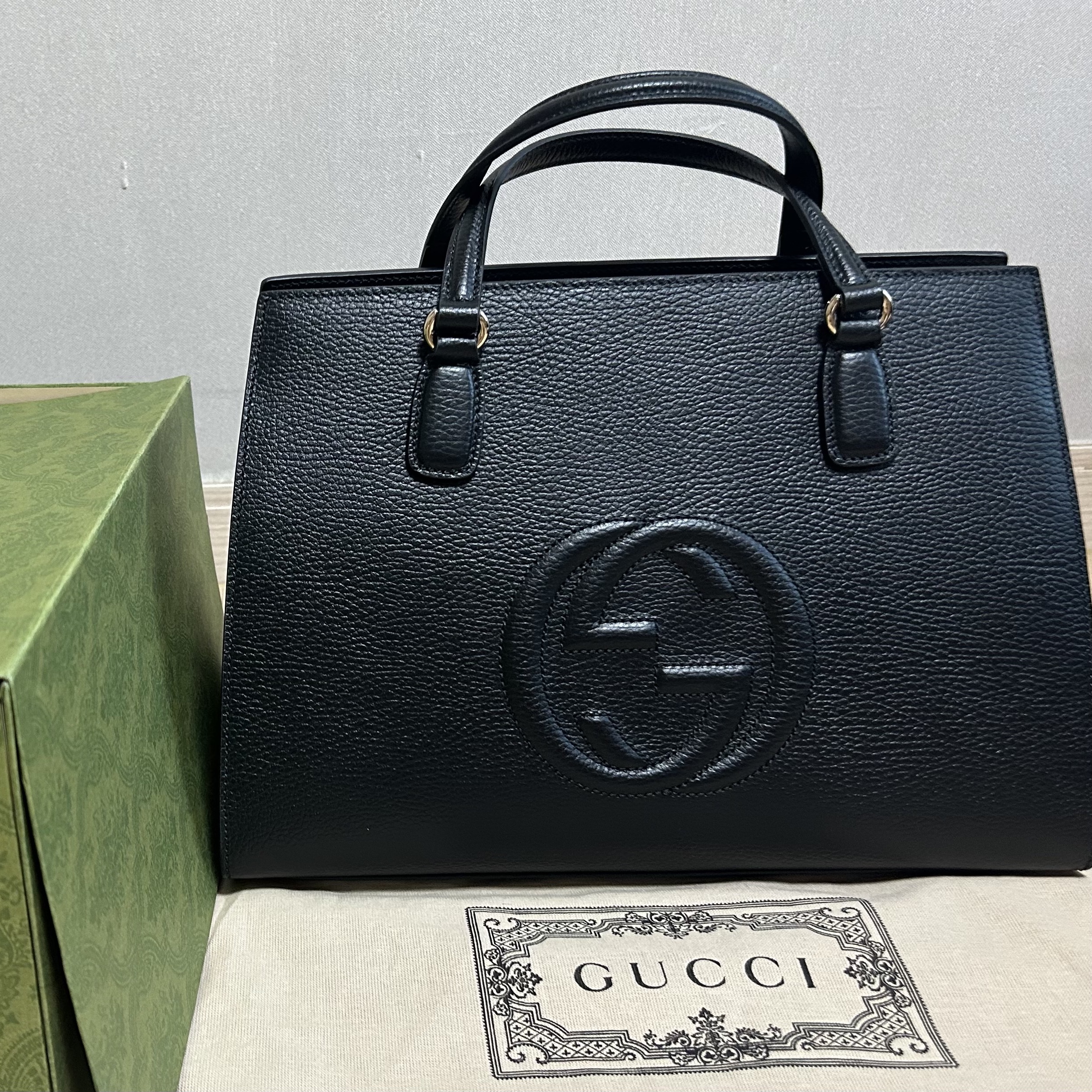 Gucci Soho Top Handle Bag Black 착용 스타일
