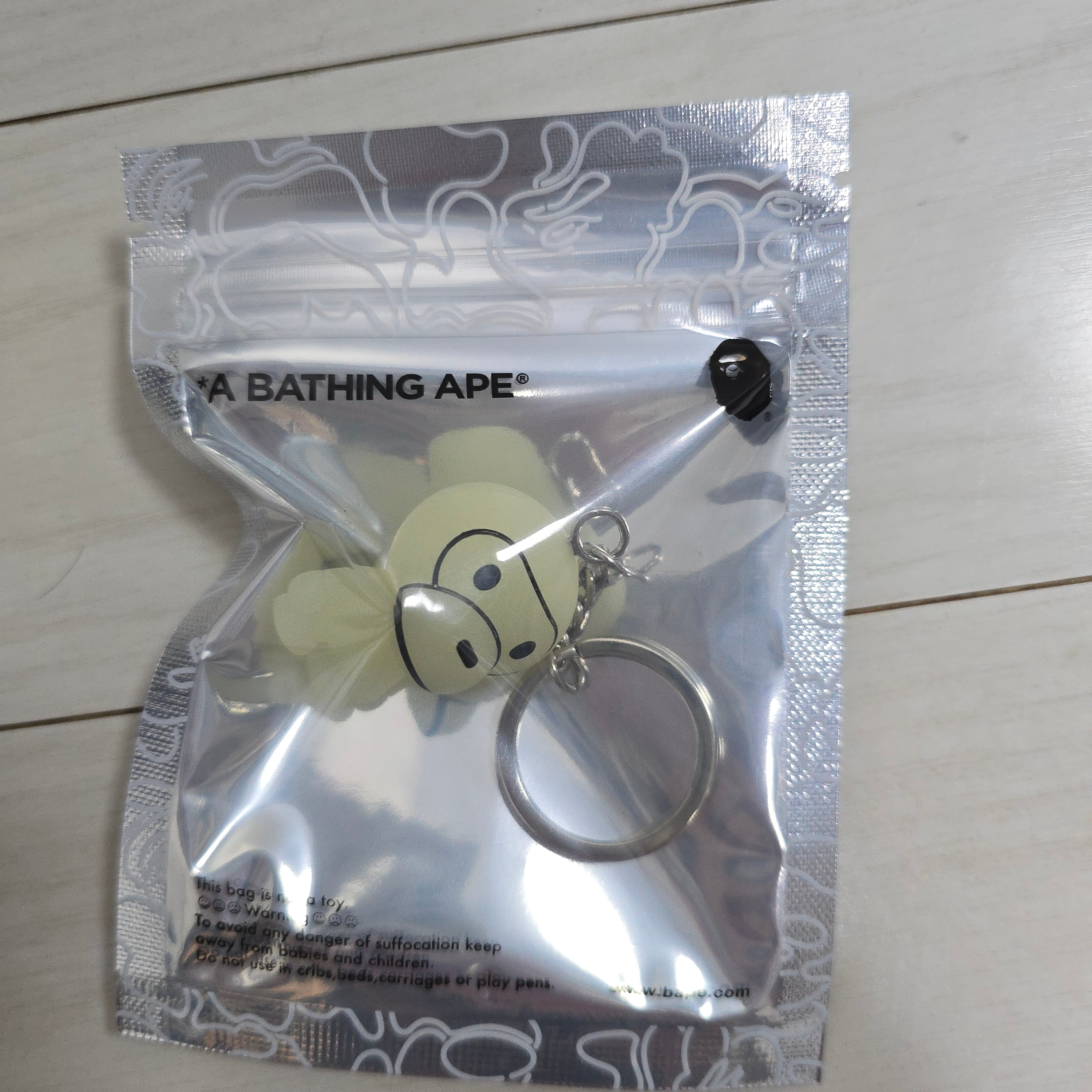 BAPE Glow in The Dark Baby Milo Keychain Green 착용 스타일