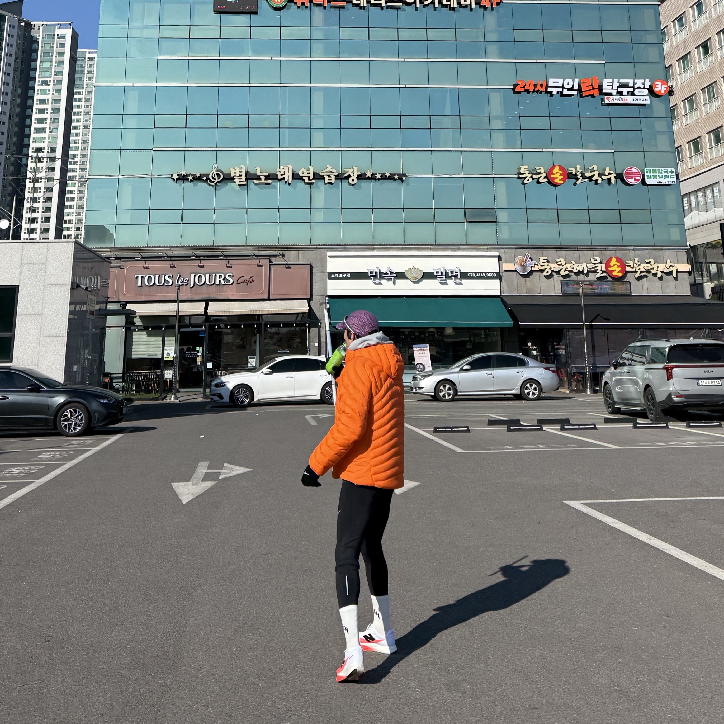 Nike ACG Lava Flow Therma-Fit ADV Jacket Safety Orange Summit White - Asia, Oakley Eye Jacket Redux Silver Frame Prizm Black Polarized Lenses High Bridge Fit 착용 스타일