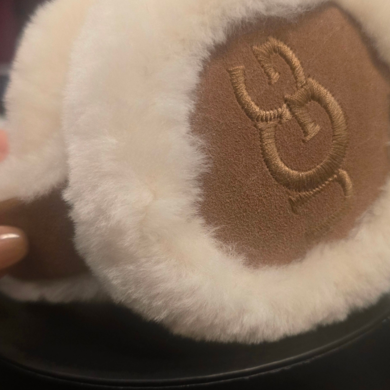 (W) UGG Embroidered Logo Earmuff Chestnut 착용 스타일