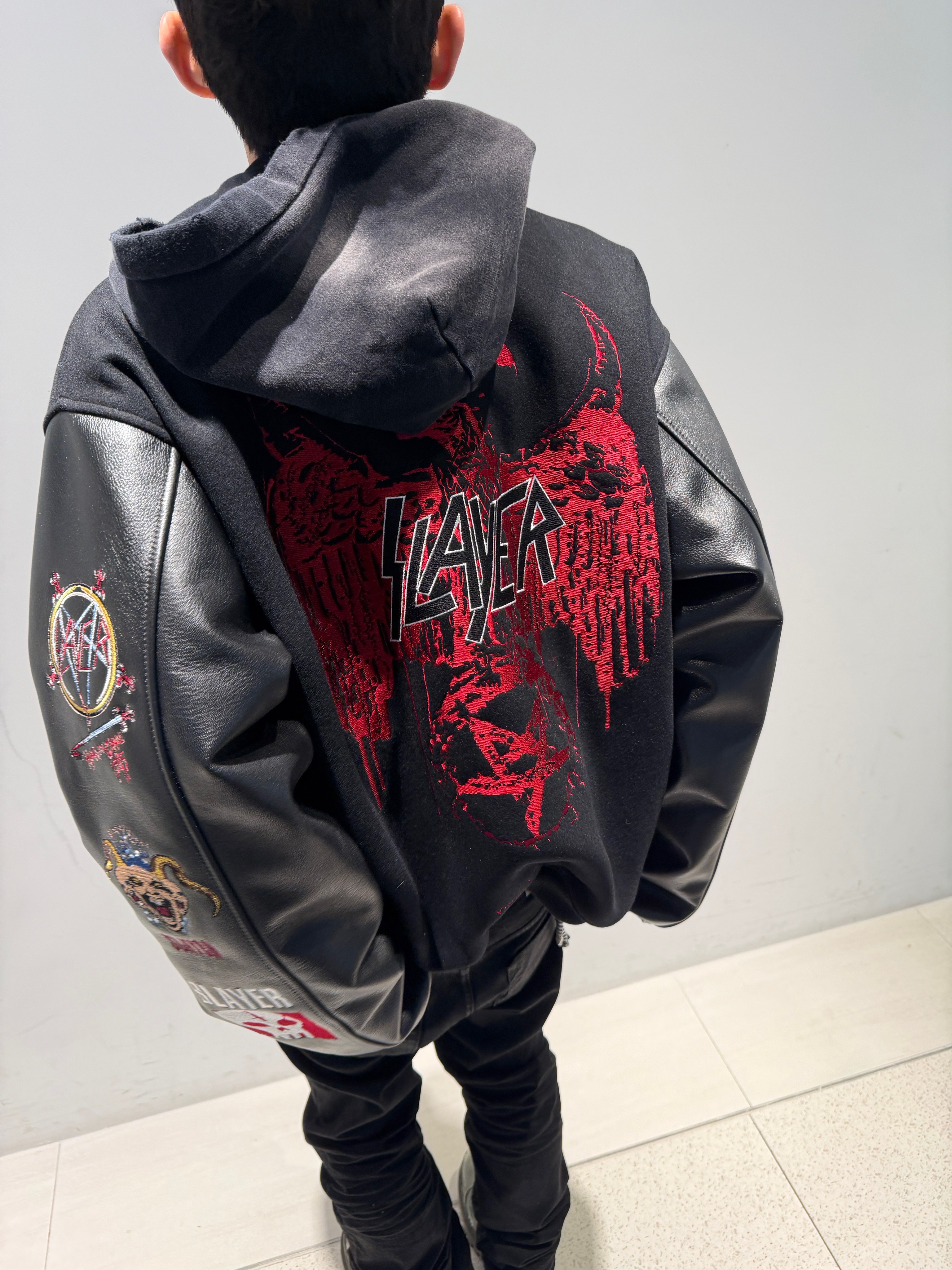 SLAYER  Undermycar Various Logo Embroidered Varsity Jacket Black, Undermycar Black Bold Chain Slim Straight Wax Coated Jeans Black 착용 스타일 - 3