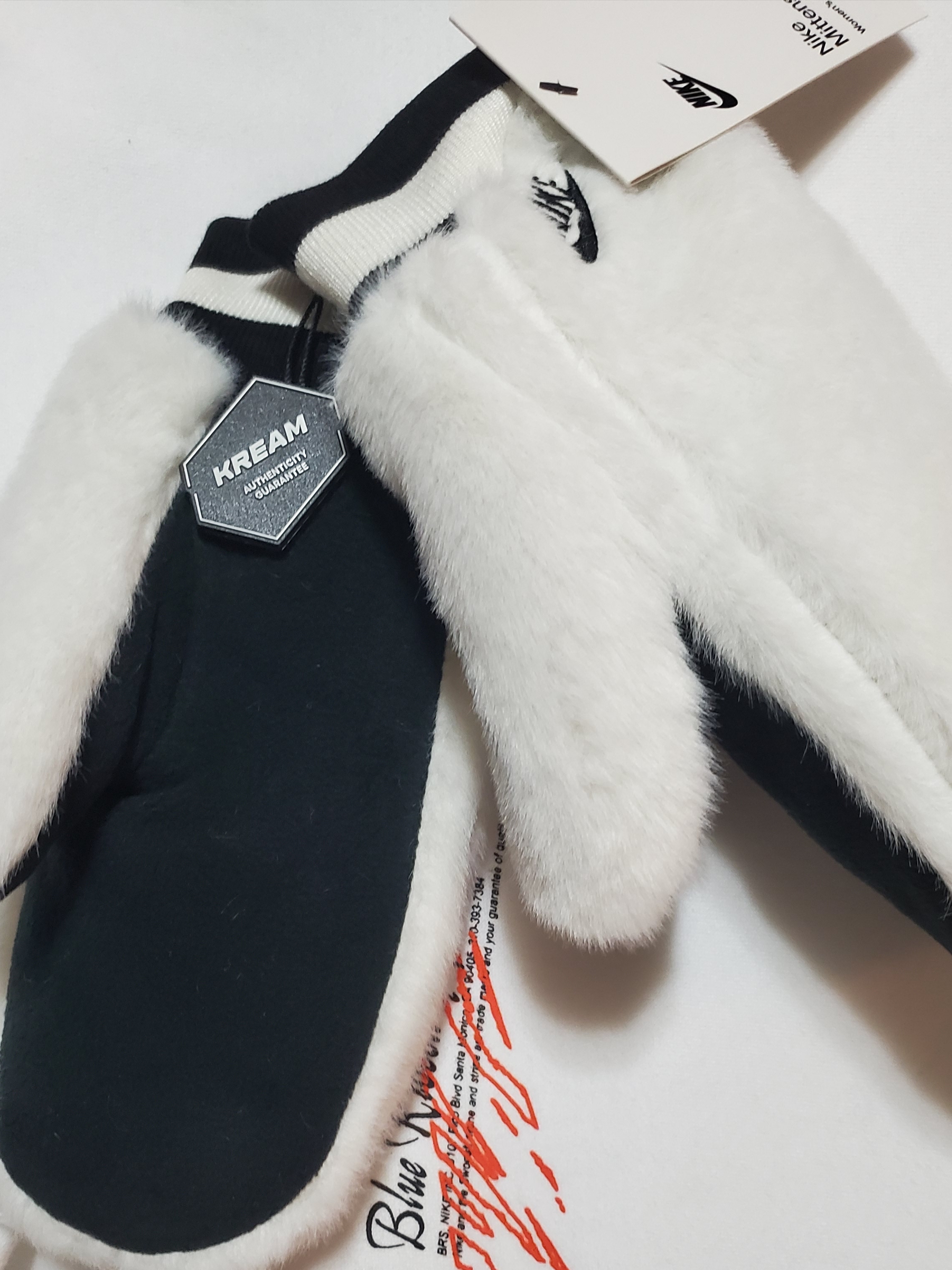 (W) Nike Warm Mittens White Black 착용 스타일 - 1
