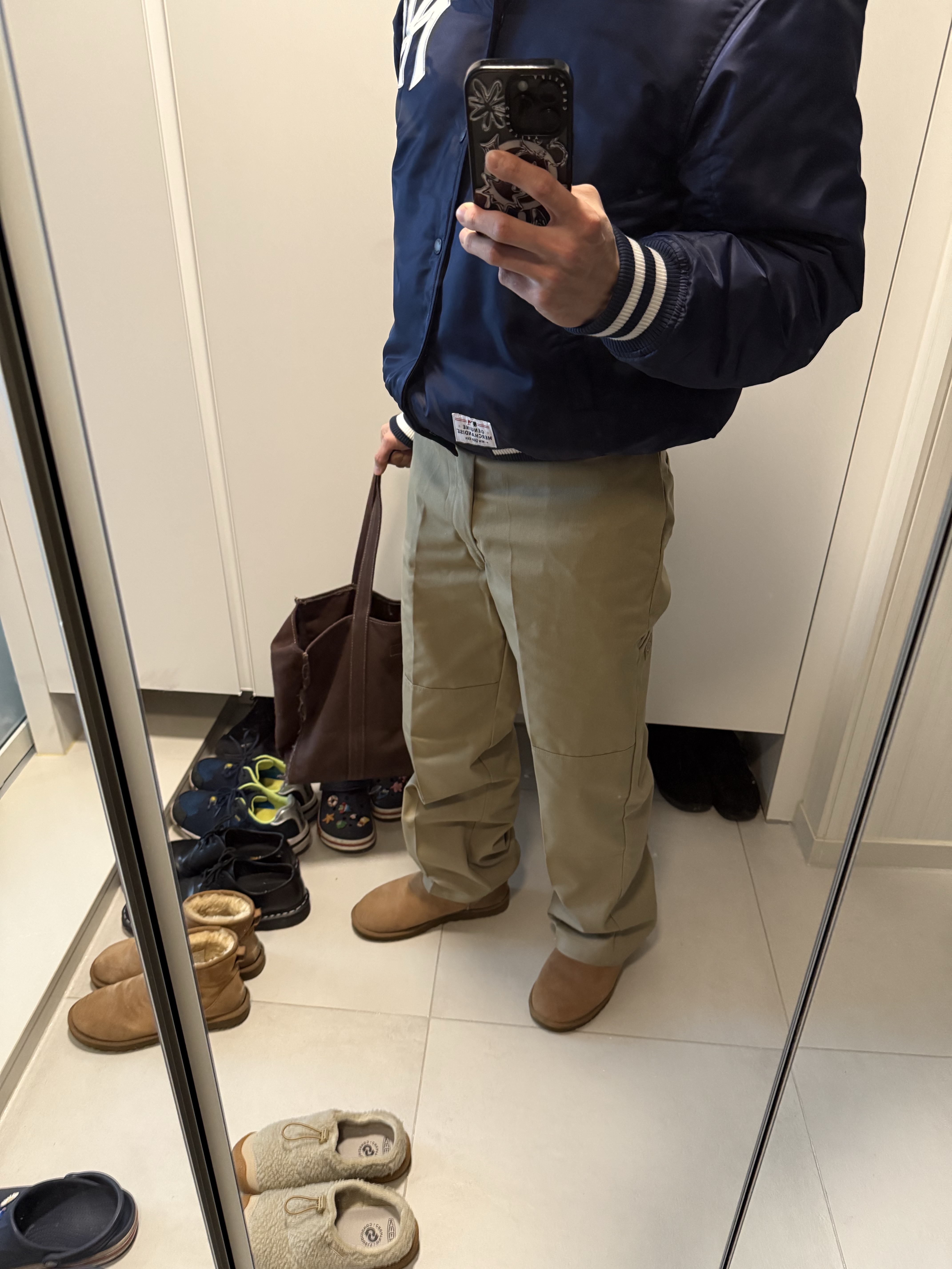 Dickies Loose Fit Double Knee Work Pants Khaki, UGG Classic Mini Boots Chestnut 착용 스타일 - 2