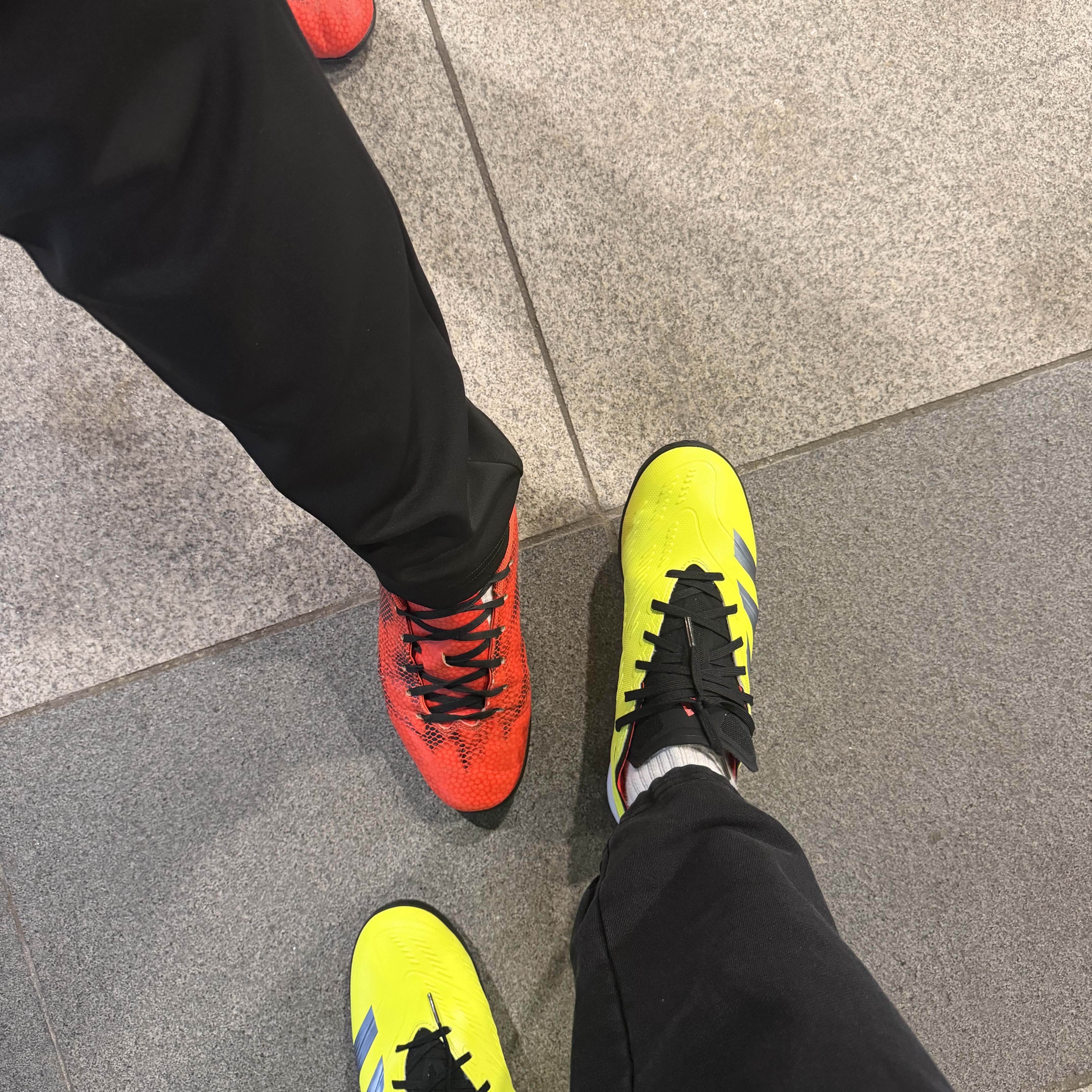 Adidas Predator 24 League Low TF Team Solar Yellow 2 Core Black Solar Red 착용 스타일 - 2