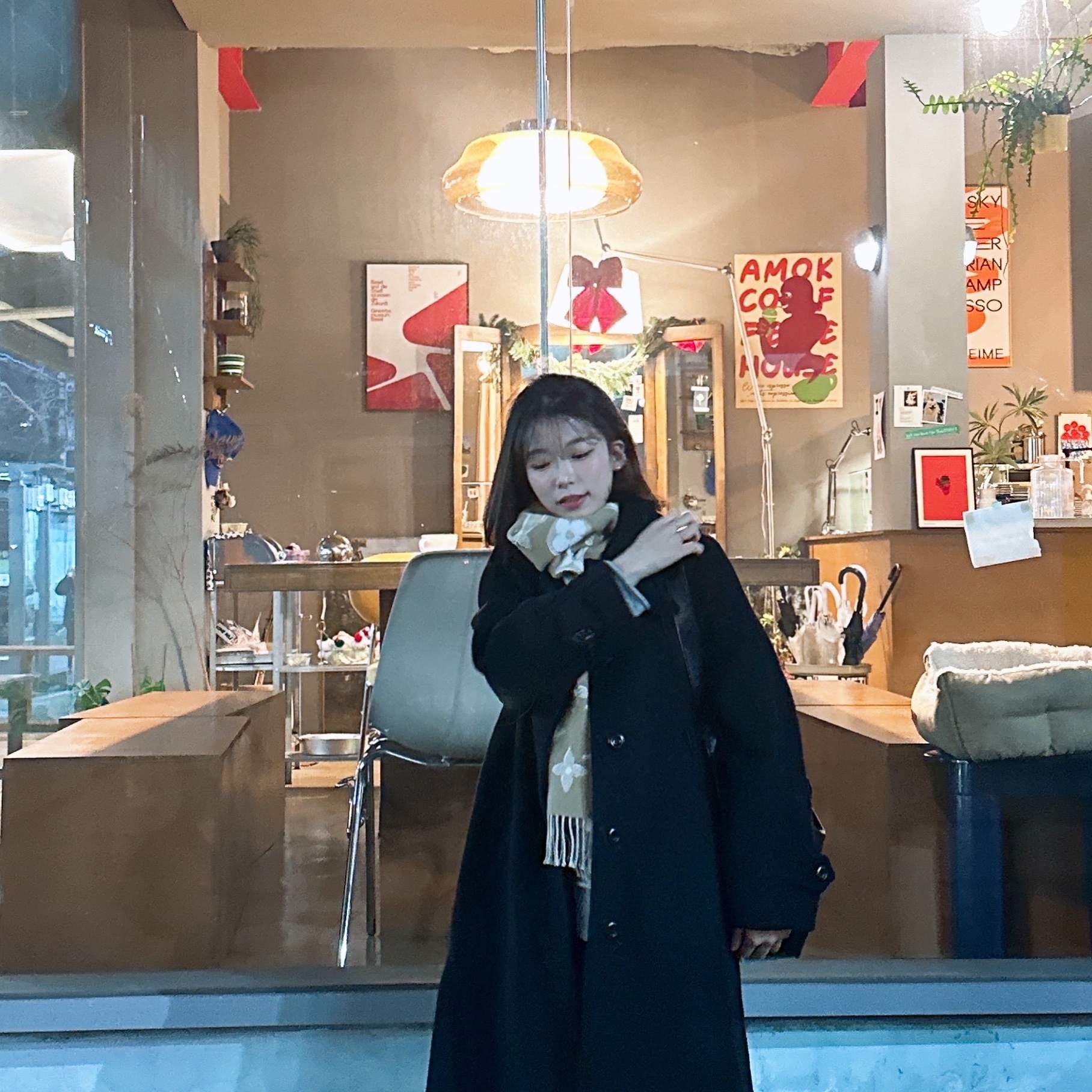 Louis Vuitton Simply Essential Muffler Beige 착용 스타일 - 2