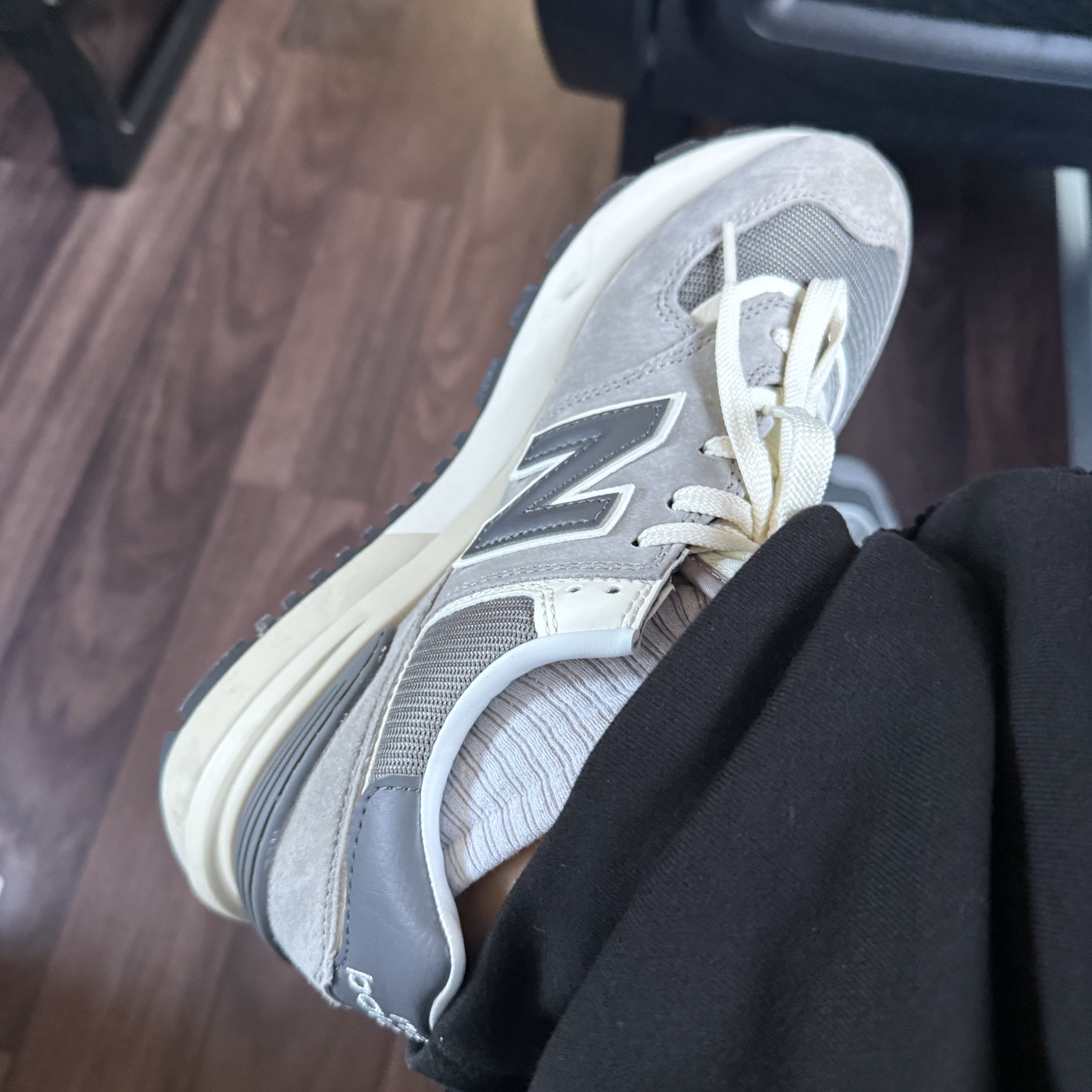 New Balance 574 Legacy Grey 착용 스타일 - 1