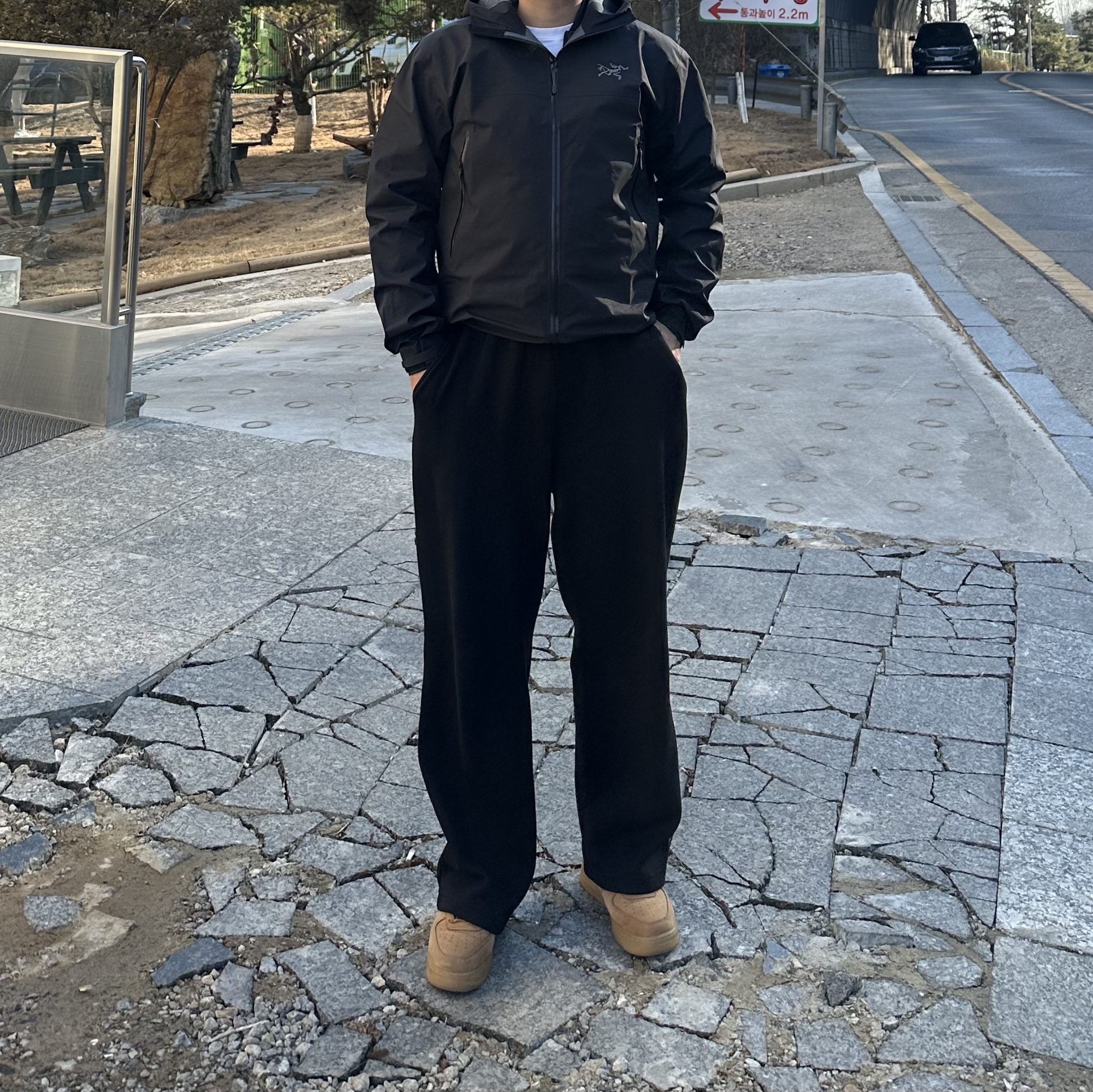 Arc'teryx Beta Jacket Black, Nike Air Force 1 '07 WB Flax 착용 스타일