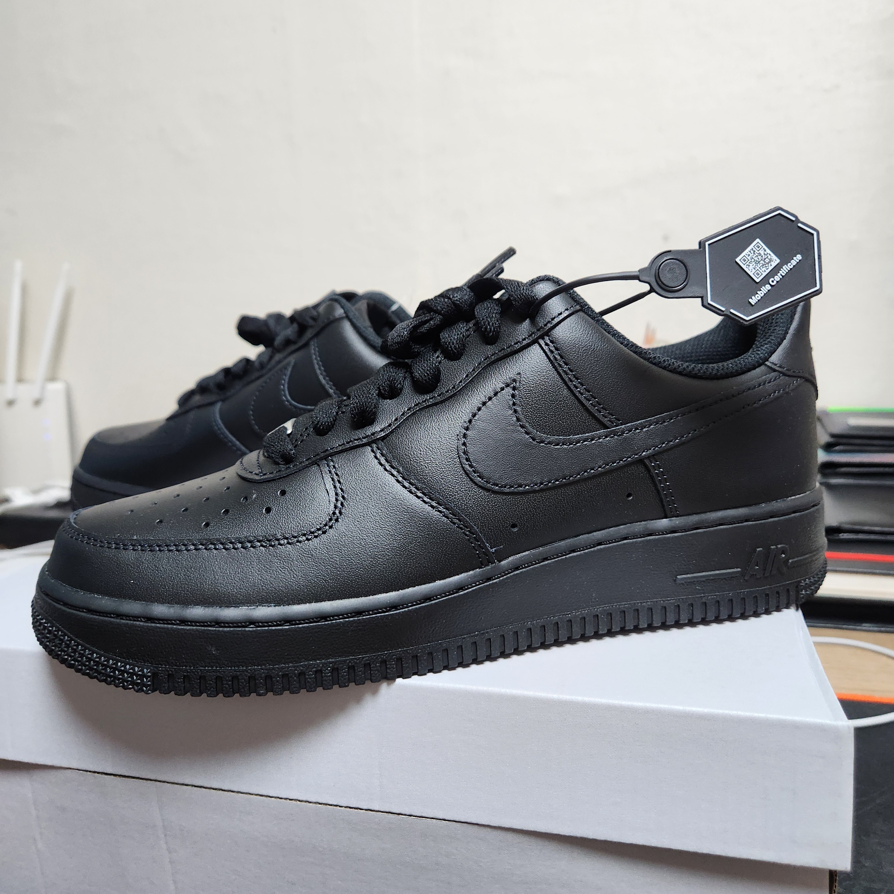 Nike Air Force 1 '07 Low Triple Black 착용 스타일