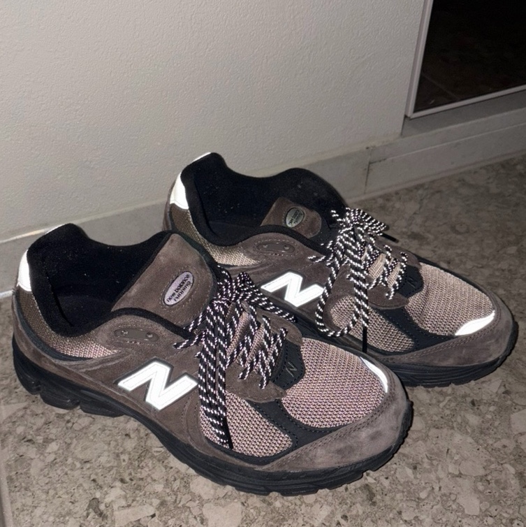 New Balance 2002R Brown Black 착용 스타일