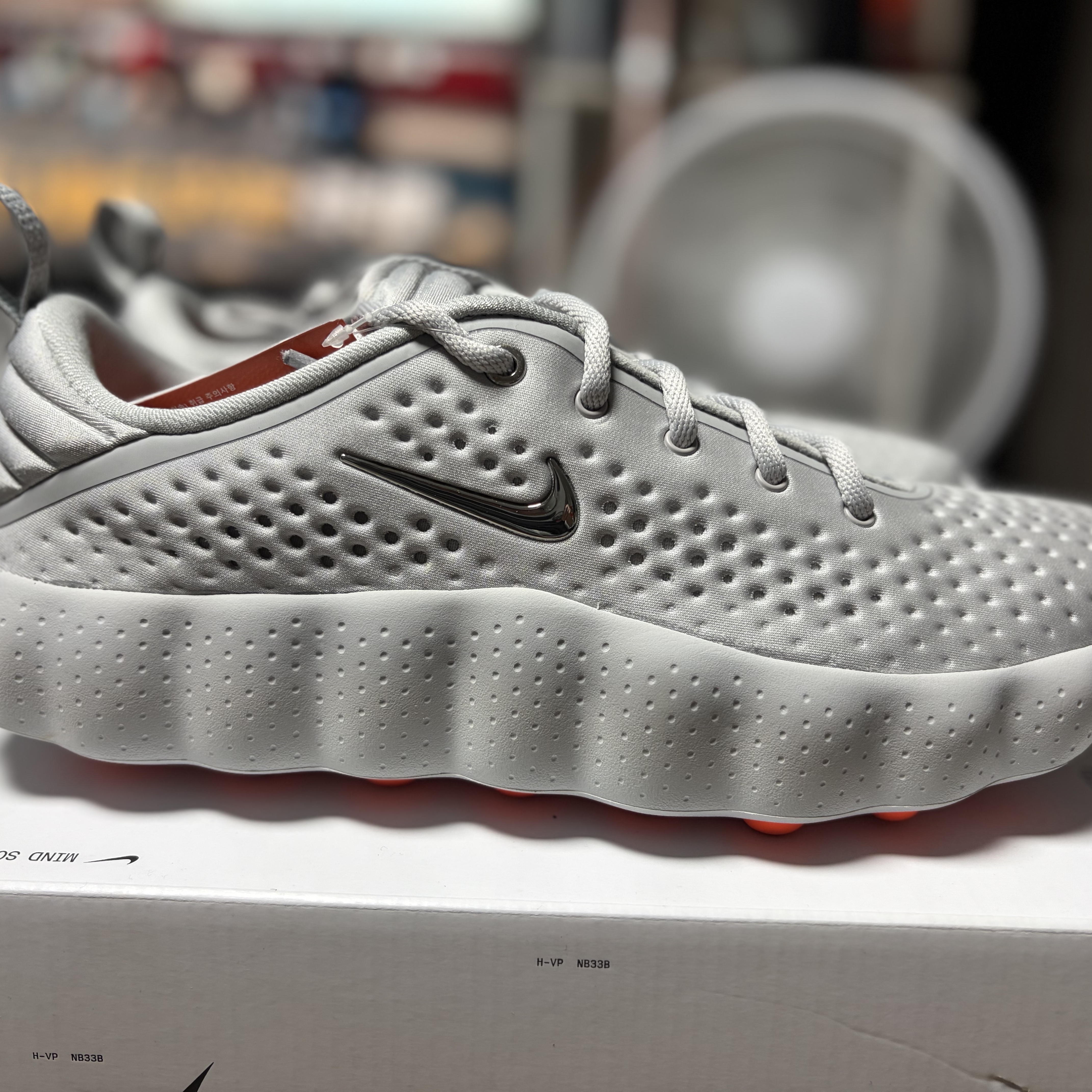 Nike Mind 002 Light Smoke Grey Photon Dust 착용 스타일 - 3