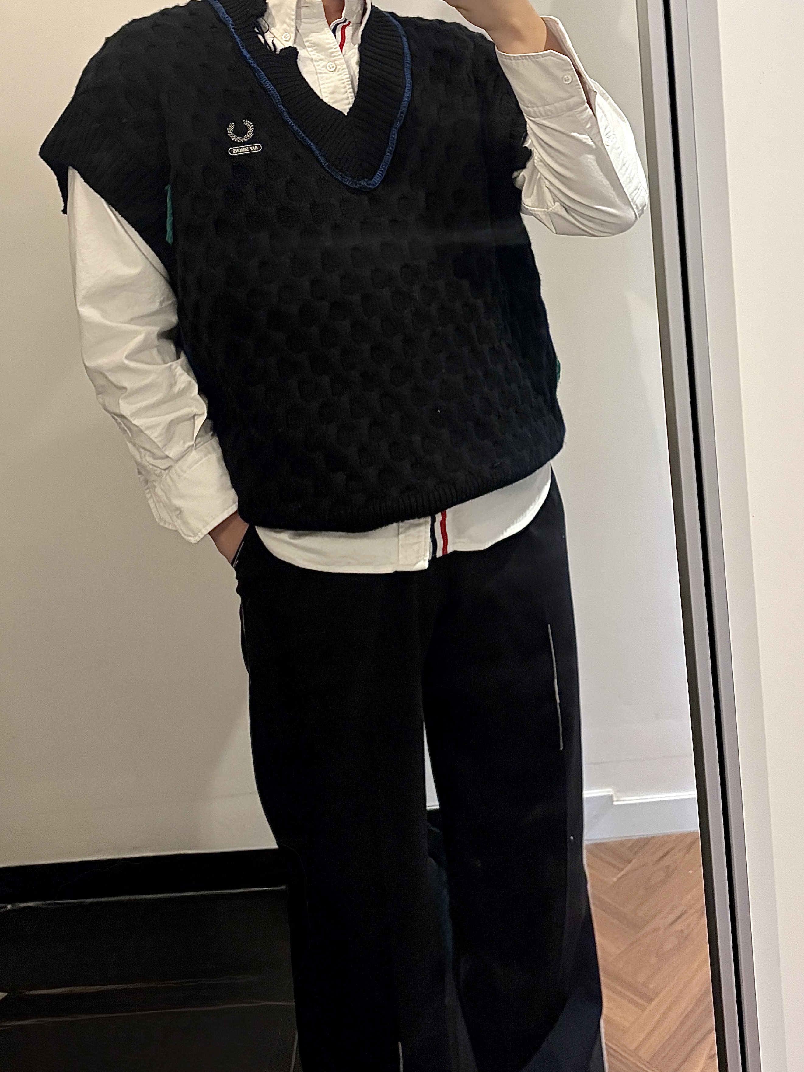 Zara x Ader Error Oversized Vest Black, Thom Browne Oxford Classic Grosgrain Placket Shirt White 착용 스타일 - 1