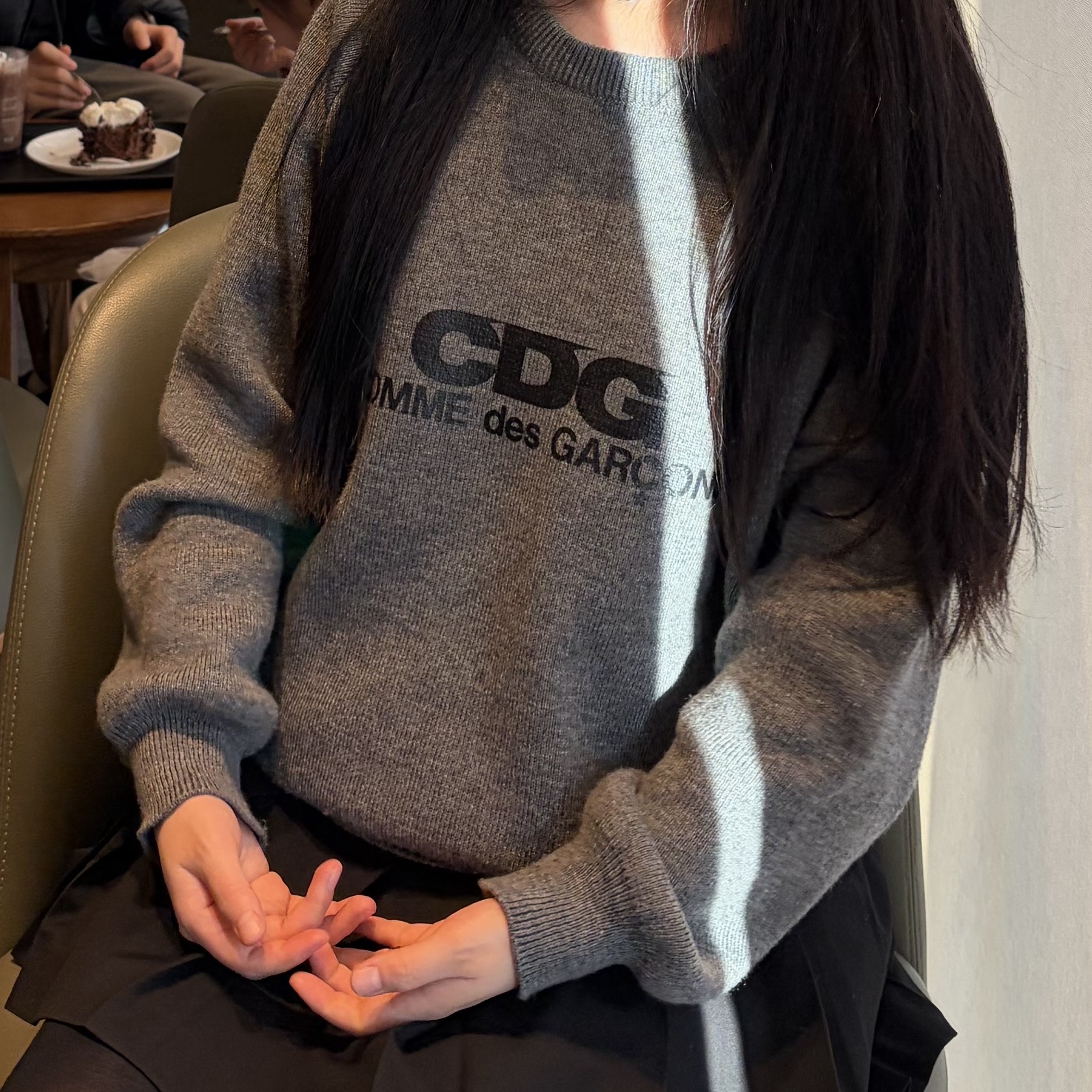 CDG Round Neck School Pullover Grey 착용 스타일