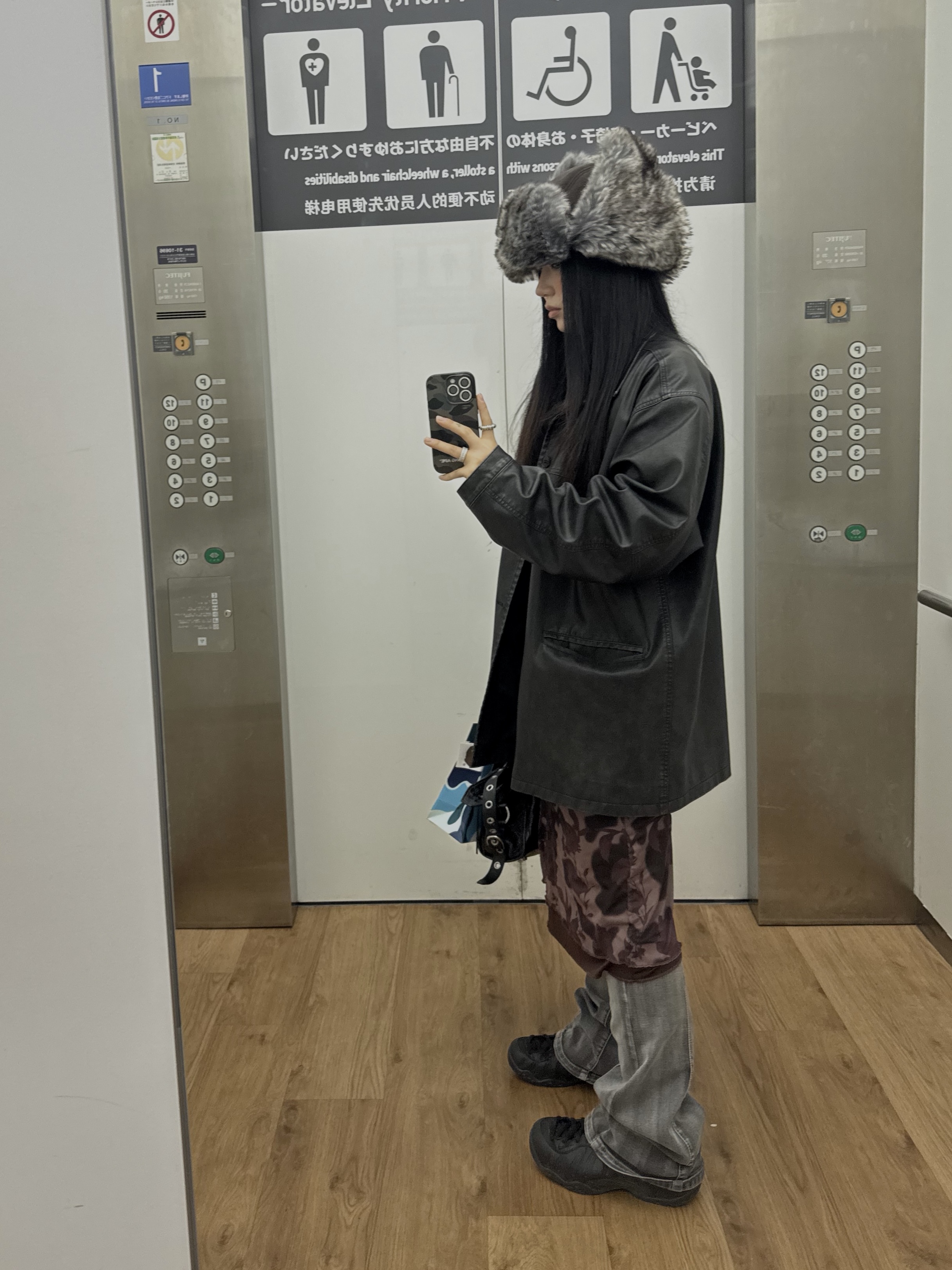 Palace Sherpa Faux Suede Trooper Black - 25FW, Palace Sherpa Faux Suede Trooper Brown - 25FW 착용 스타일 - 2
