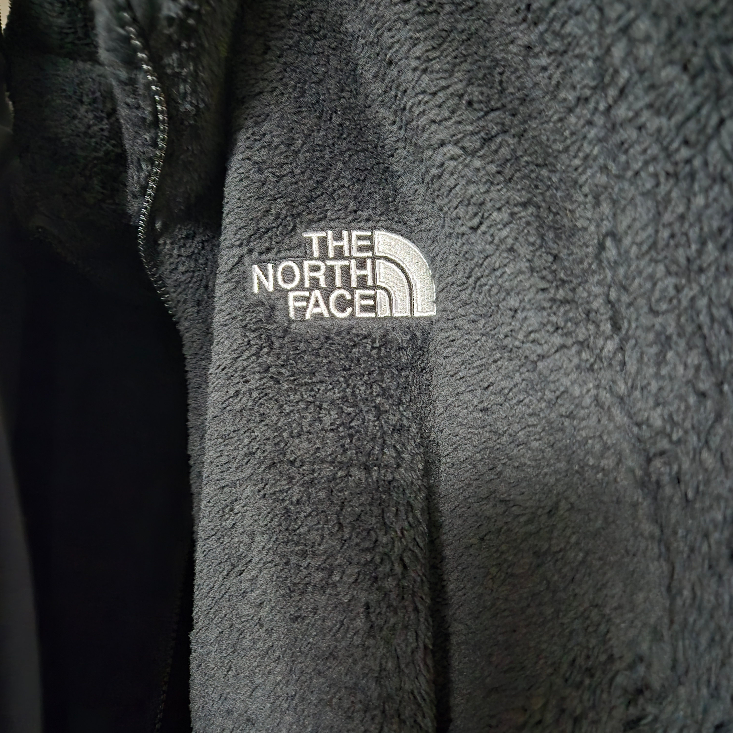 The North Face Comfy Alpha Fleece Zip Up Black 착용 스타일