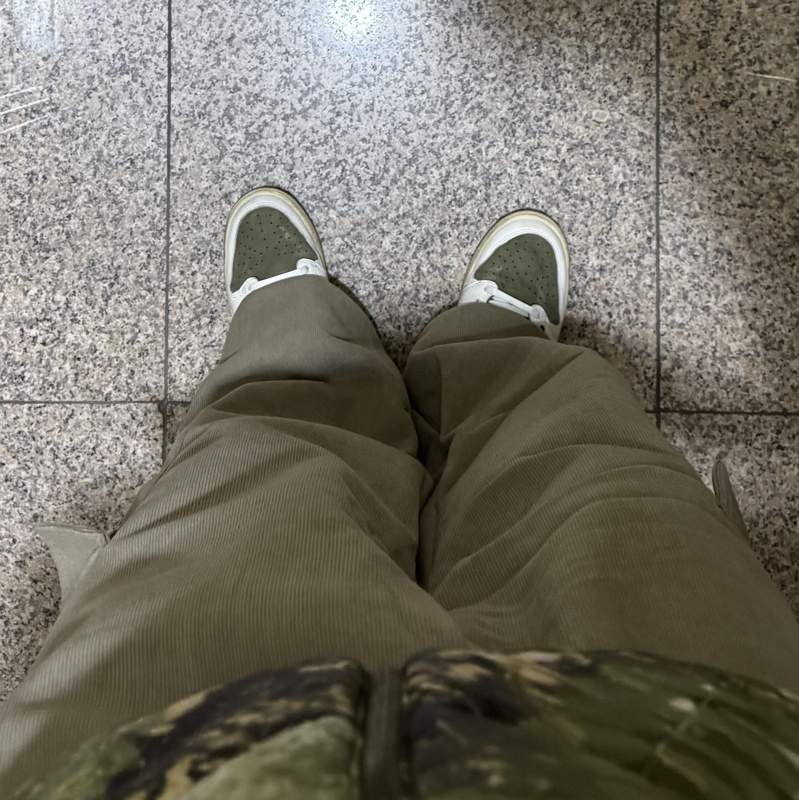 Jordan 1 x Travis Scott Retro Low OG SP Reverse Olive, Nike ACG Therma-Fit ADV Lunar Lake Puffer Loose Hooded Jacket Oil Green Medium Olive - Asia 착용 스타일