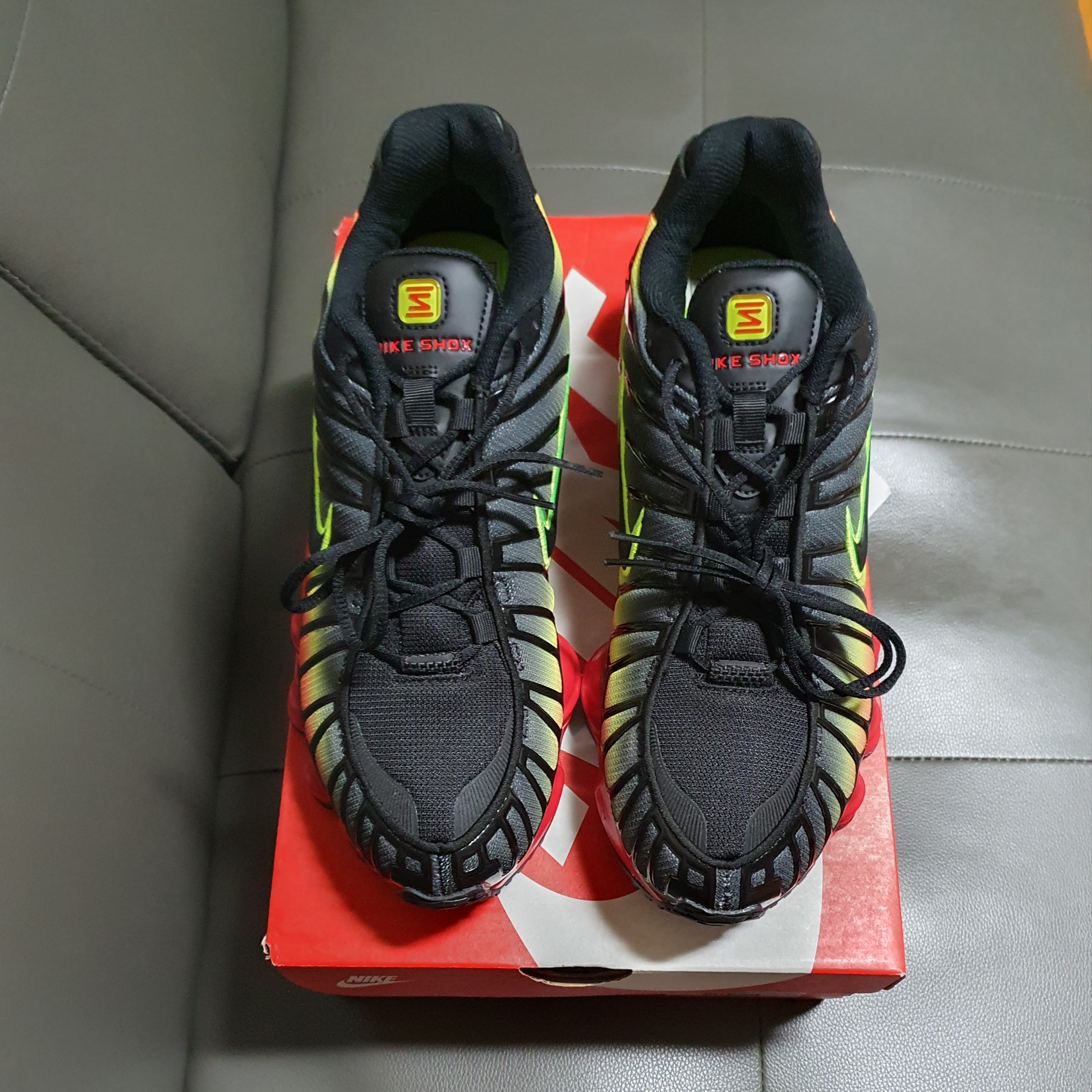 (W) Nike Shox TL Black Volt, Jordan 1 Retro Low OG Chicago 착용 스타일 - 1