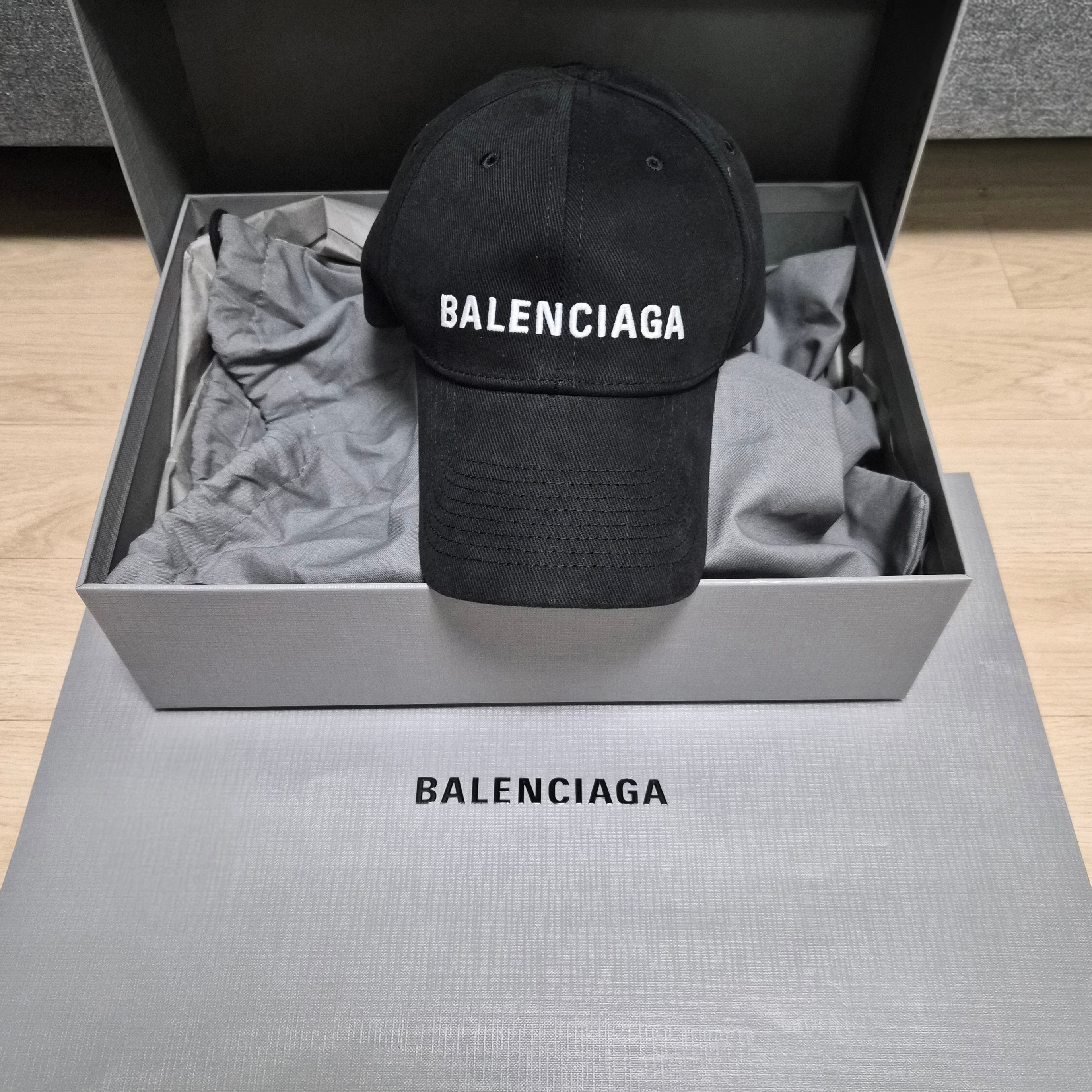 Balenciaga Logo Embroidered Detail Classic Baseball Cap Black 착용 스타일