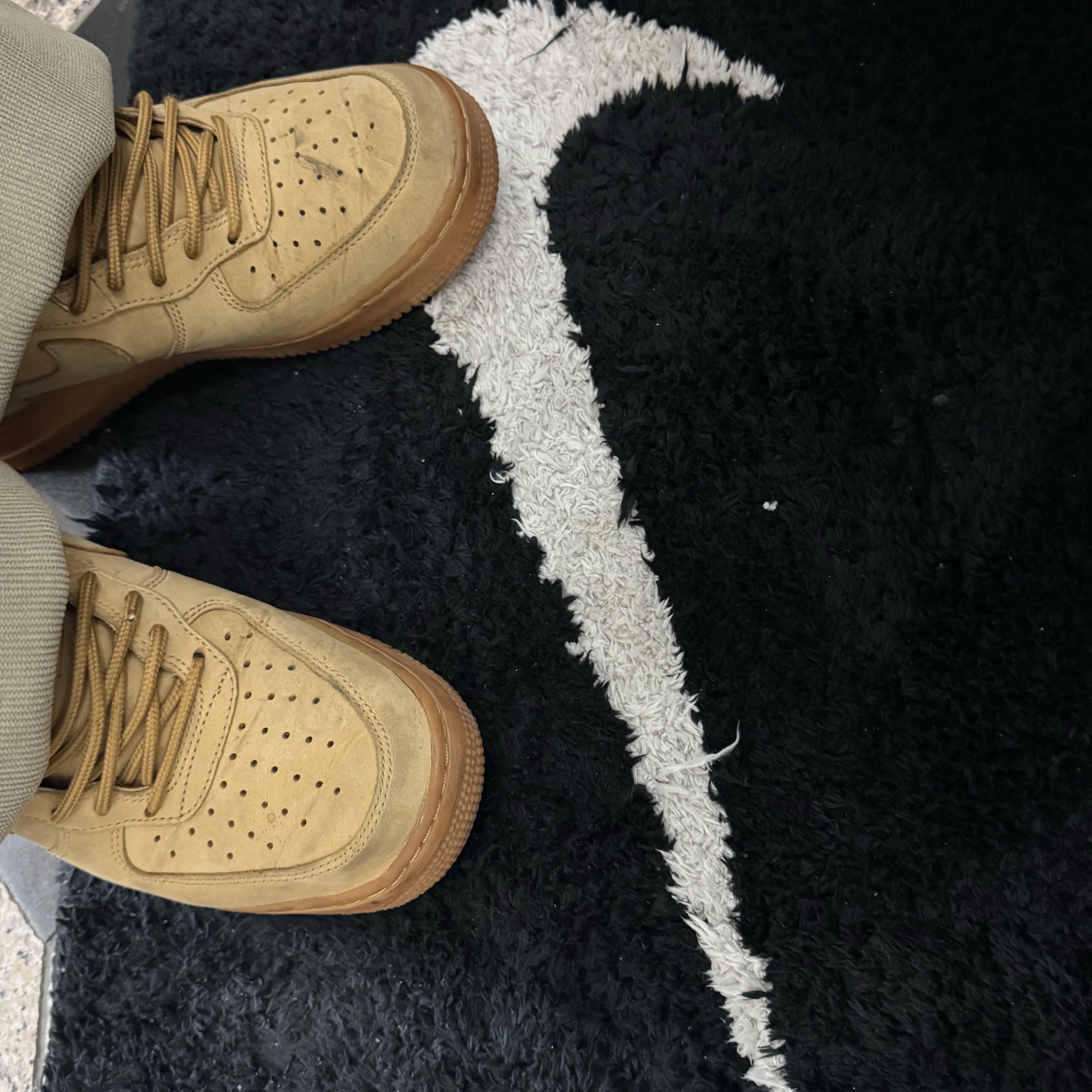 Nike Swoosh Rug Black White, Nike Air Force 1 High '07 LV8 WB Flax 착용 스타일