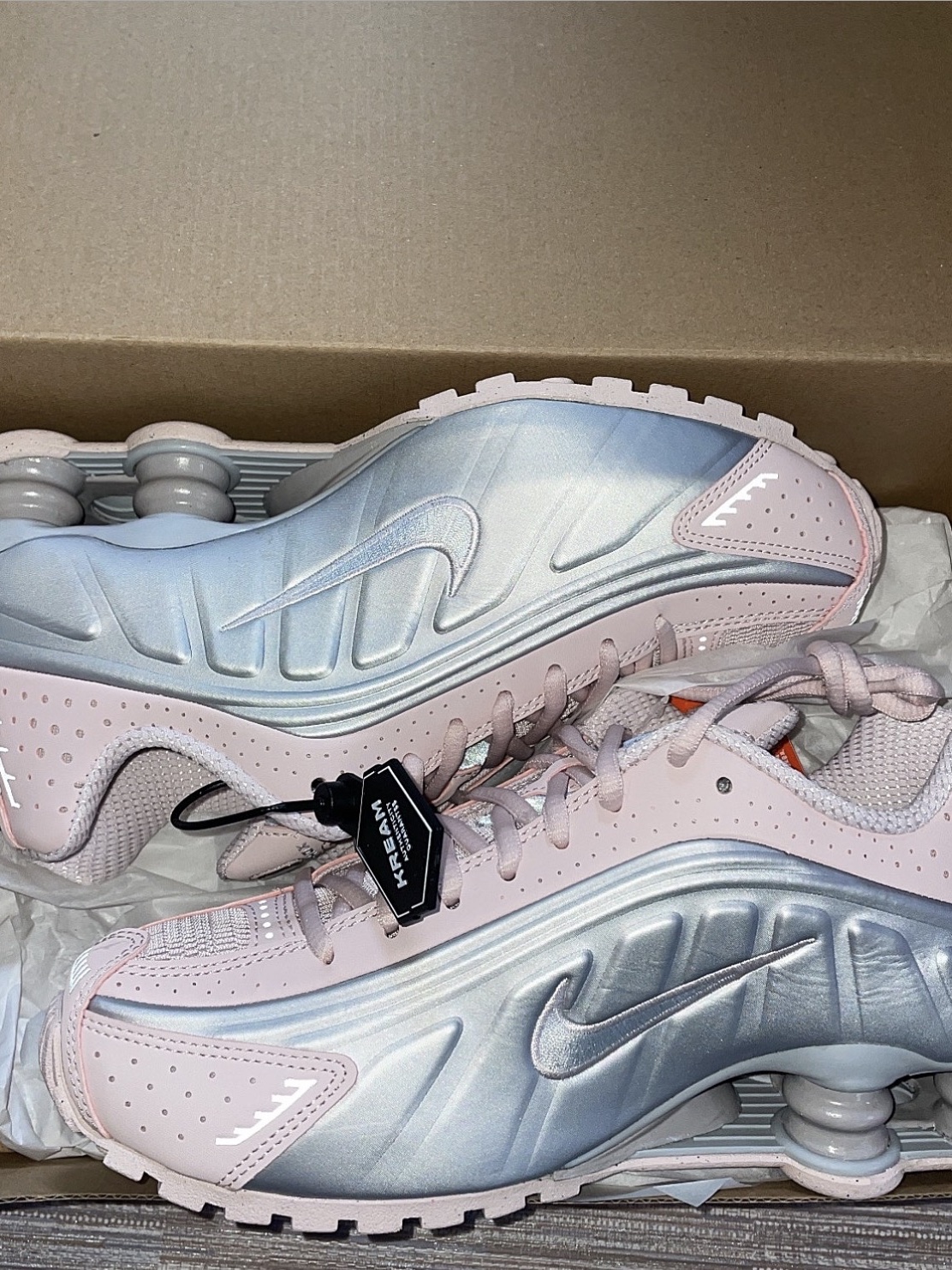 (W) Nike Shox R4 Barely Rose Metallic Platinum 착용 스타일 - 2