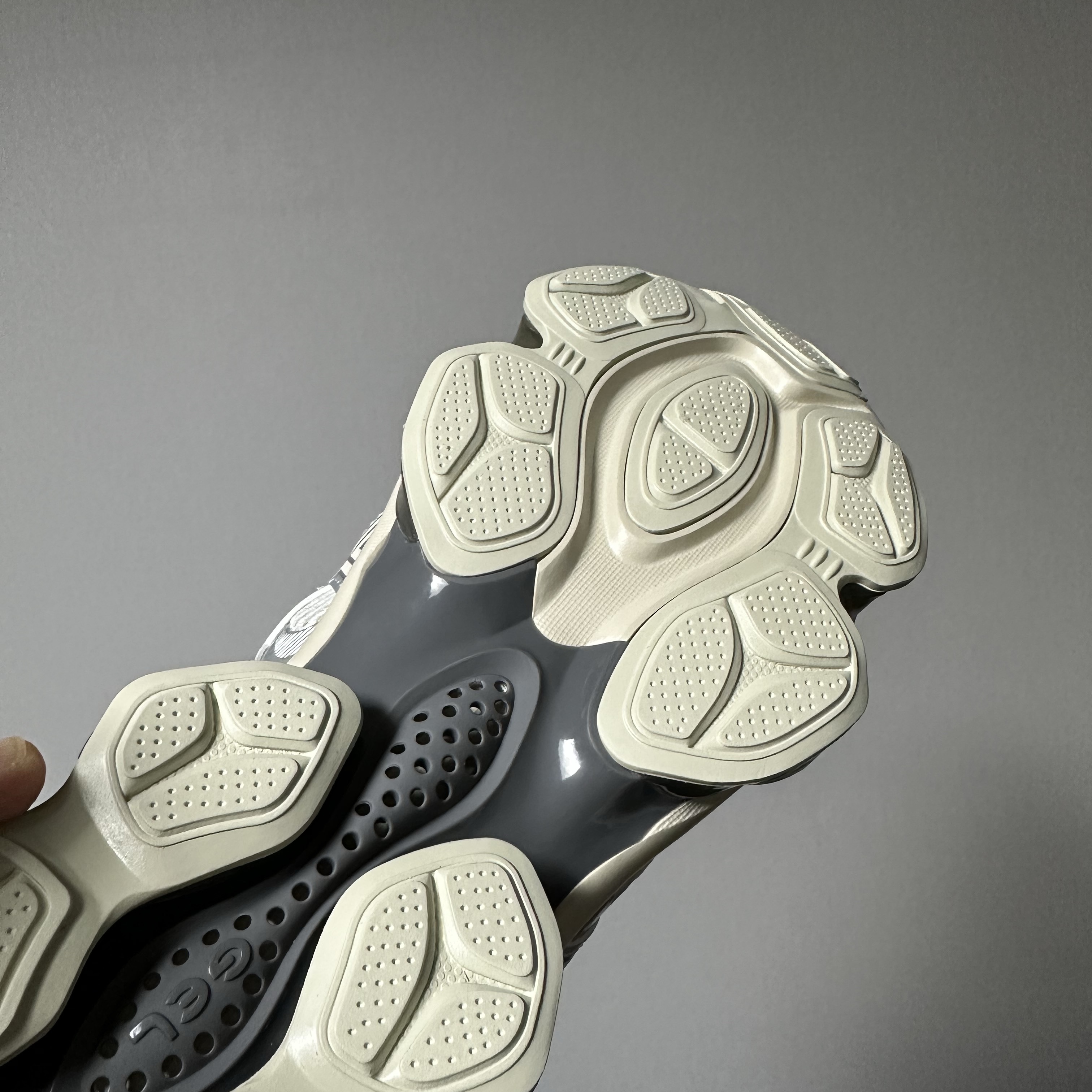 Asics Gel-Quantum Kinetic White Light Dust 착용 스타일 - 5