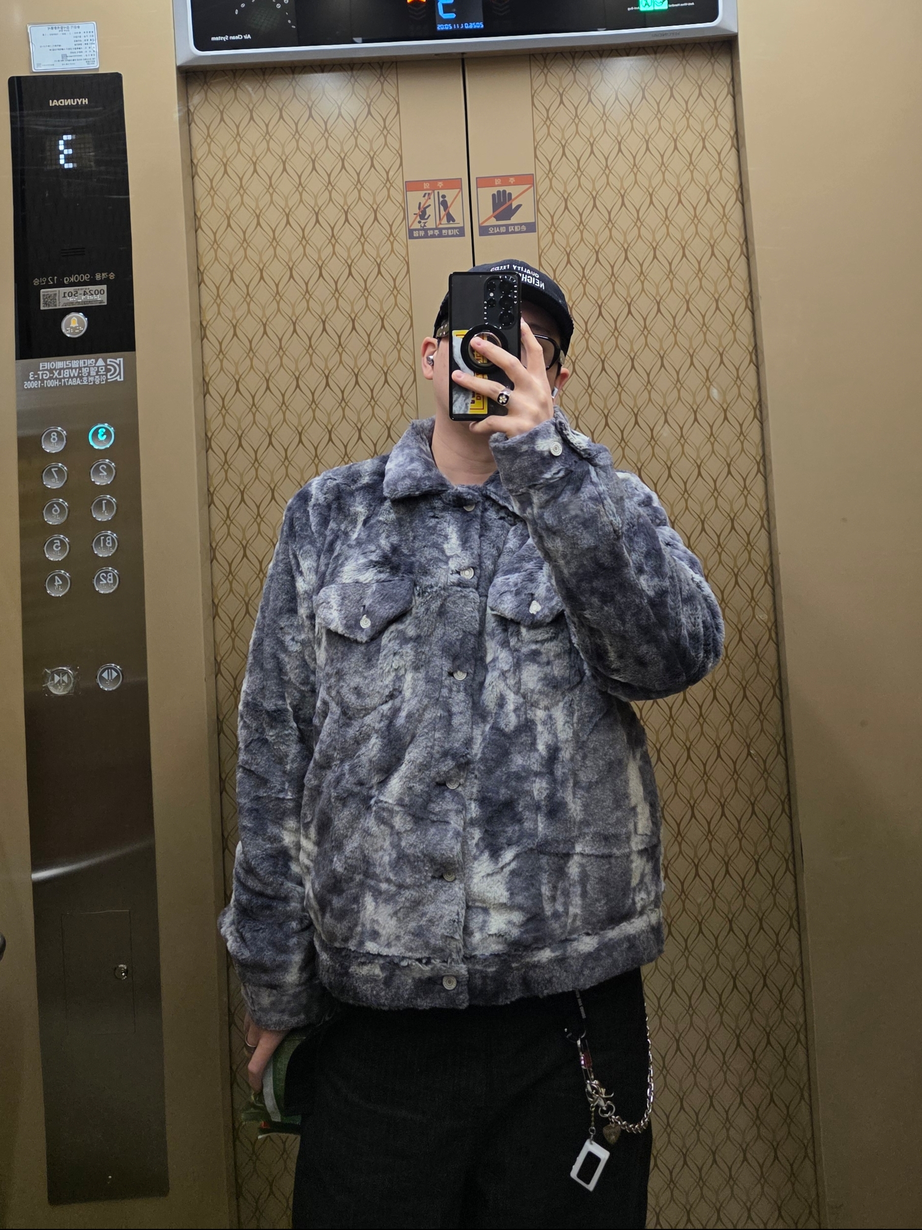 Palace Furry Trucker Jacket Grey - 24FW, Hysteric Glamour Flame Logo Carabiner Keychain Black 착용 스타일 - 2