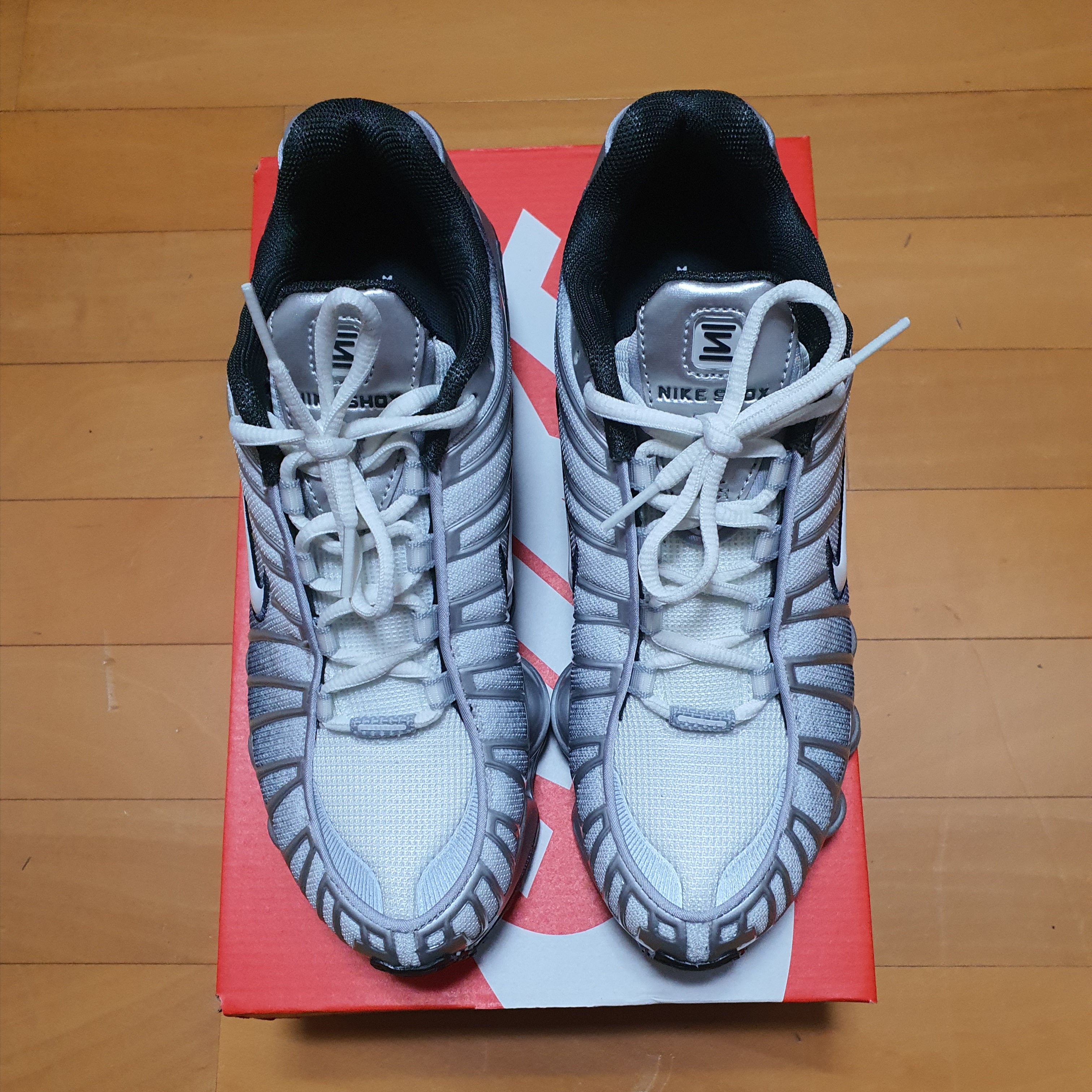Nike Shox TL Metallic Silver Wolf Grey, (W) Nike Dunk Low Next Nature Gym Red 착용 스타일 - 1