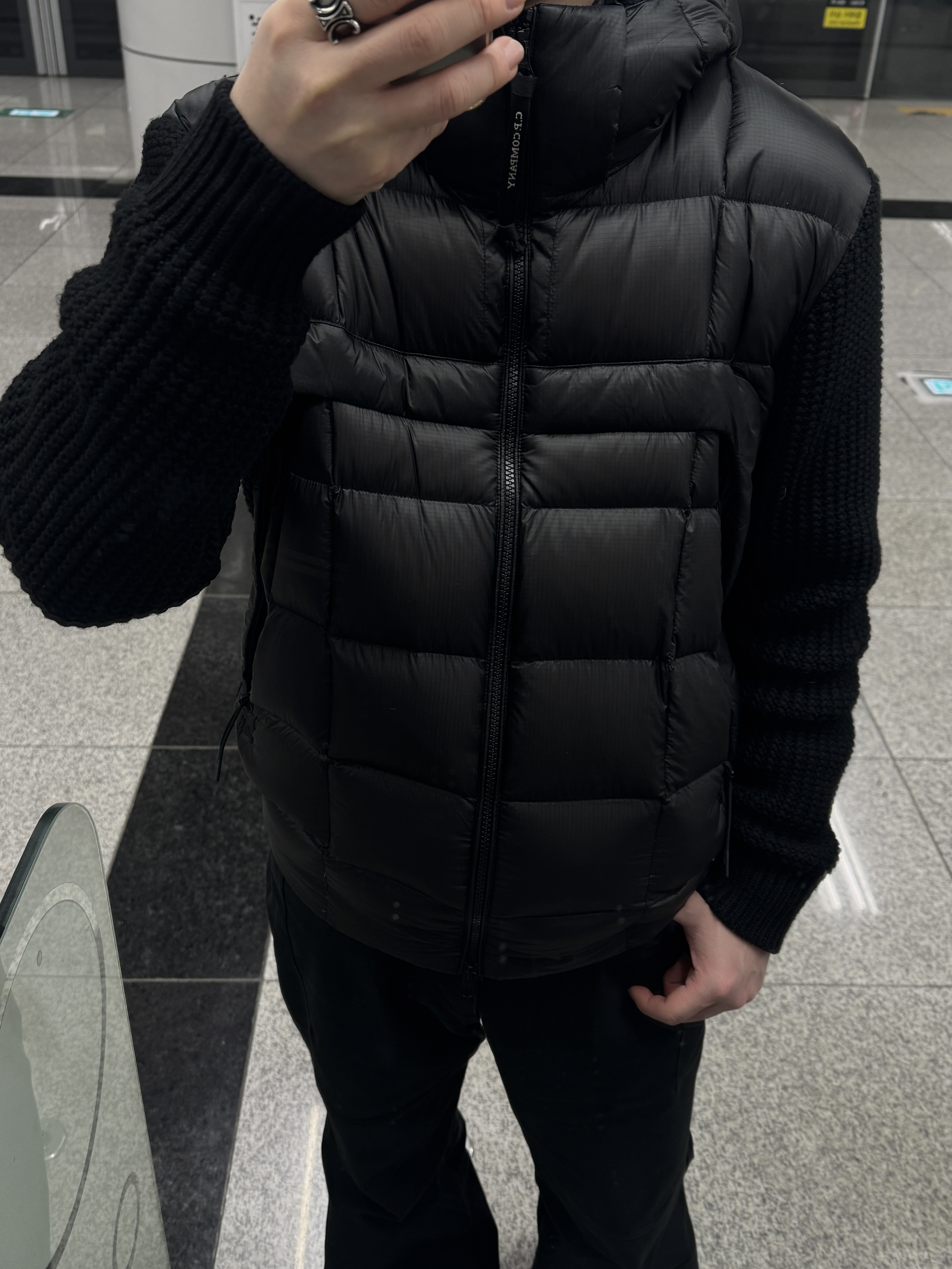C.P. Company Extrafine Merino Wool Mixed Full Zip Goggle Sweater Black - 25FW 착용 스타일