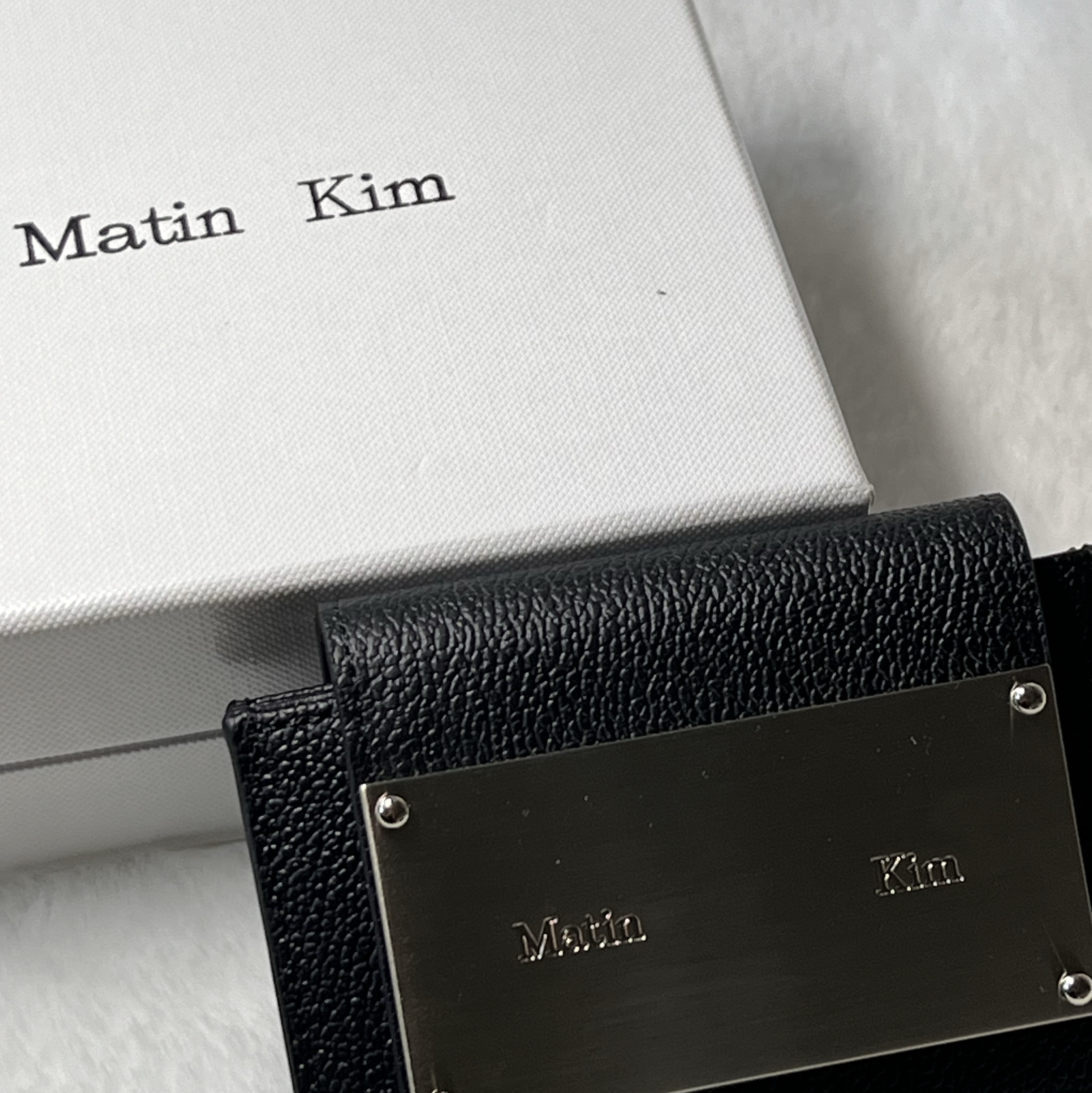 Matin Kim Accordion Wallet Black 착용 스타일