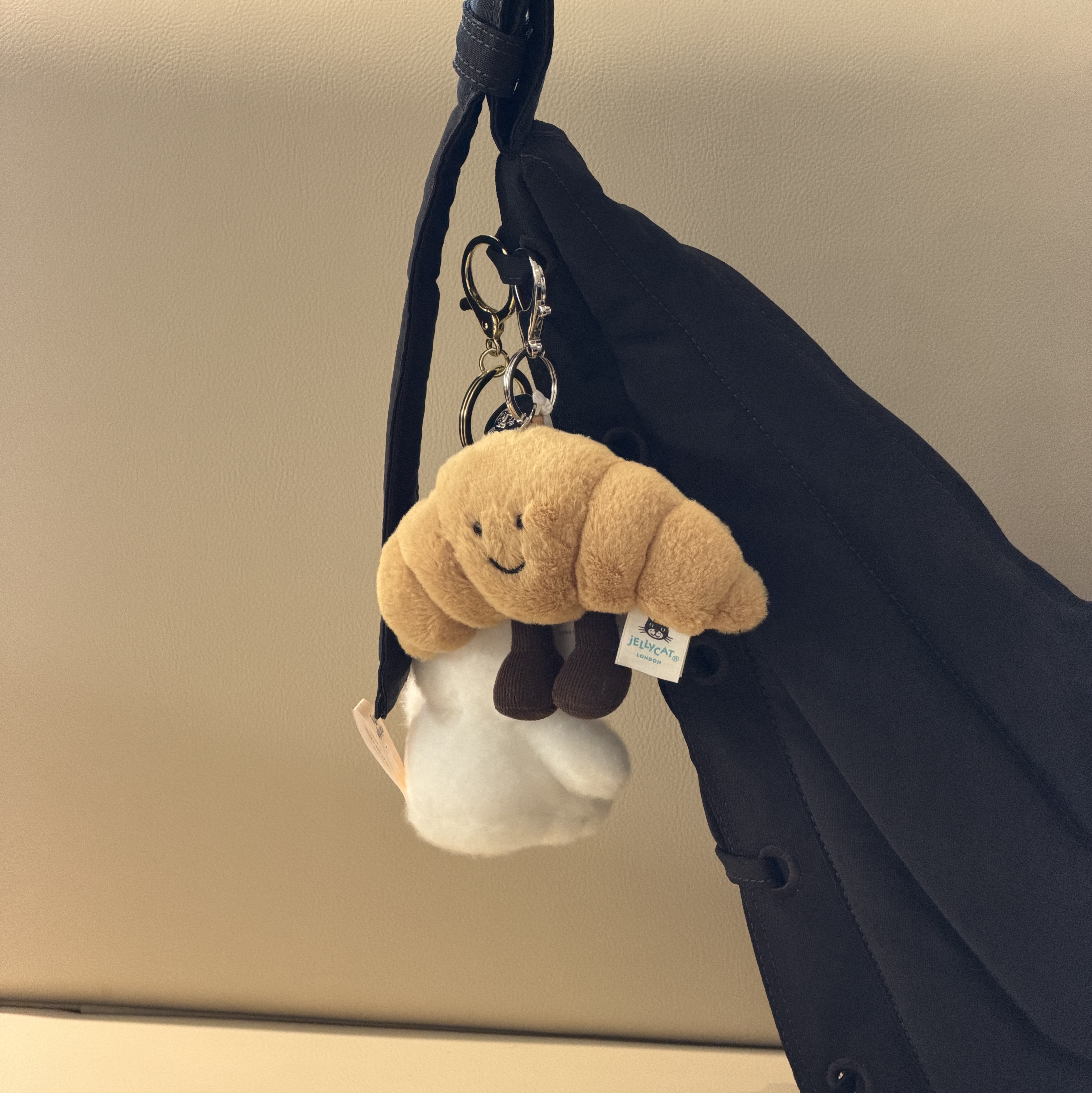 Jellycat Amuseable Croissant Bag Charm Brown 착용 스타일