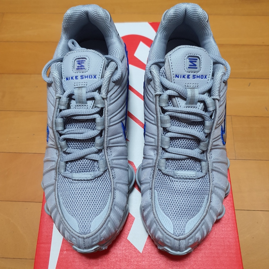 Nike Shox TL Wolf Grey Racer Blue 착용 스타일