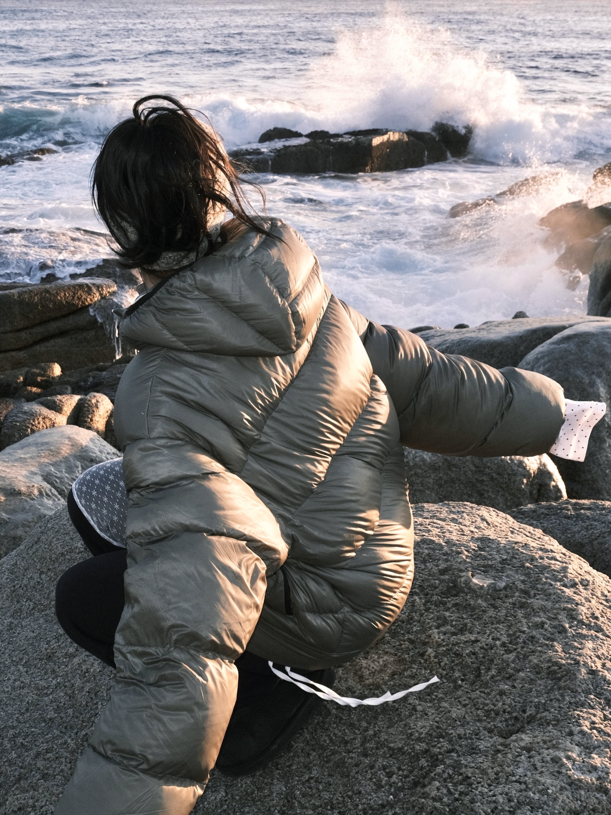 Deus Ex Machina Shield Hoodie Down Jacket Khaki 착용 스타일 - 2