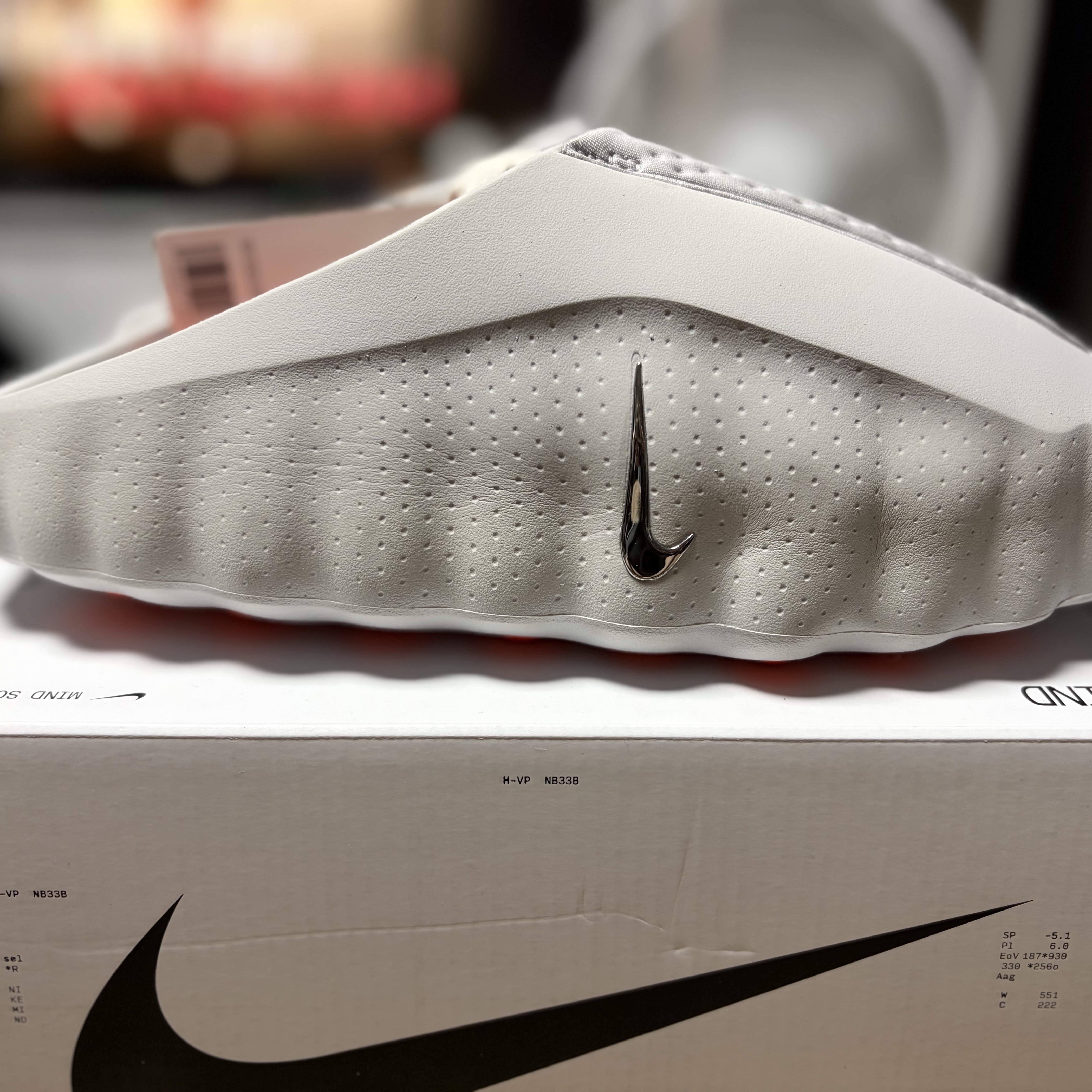 Nike Mind 001 Light Smoke Grey Chrome 착용 스타일 - 3