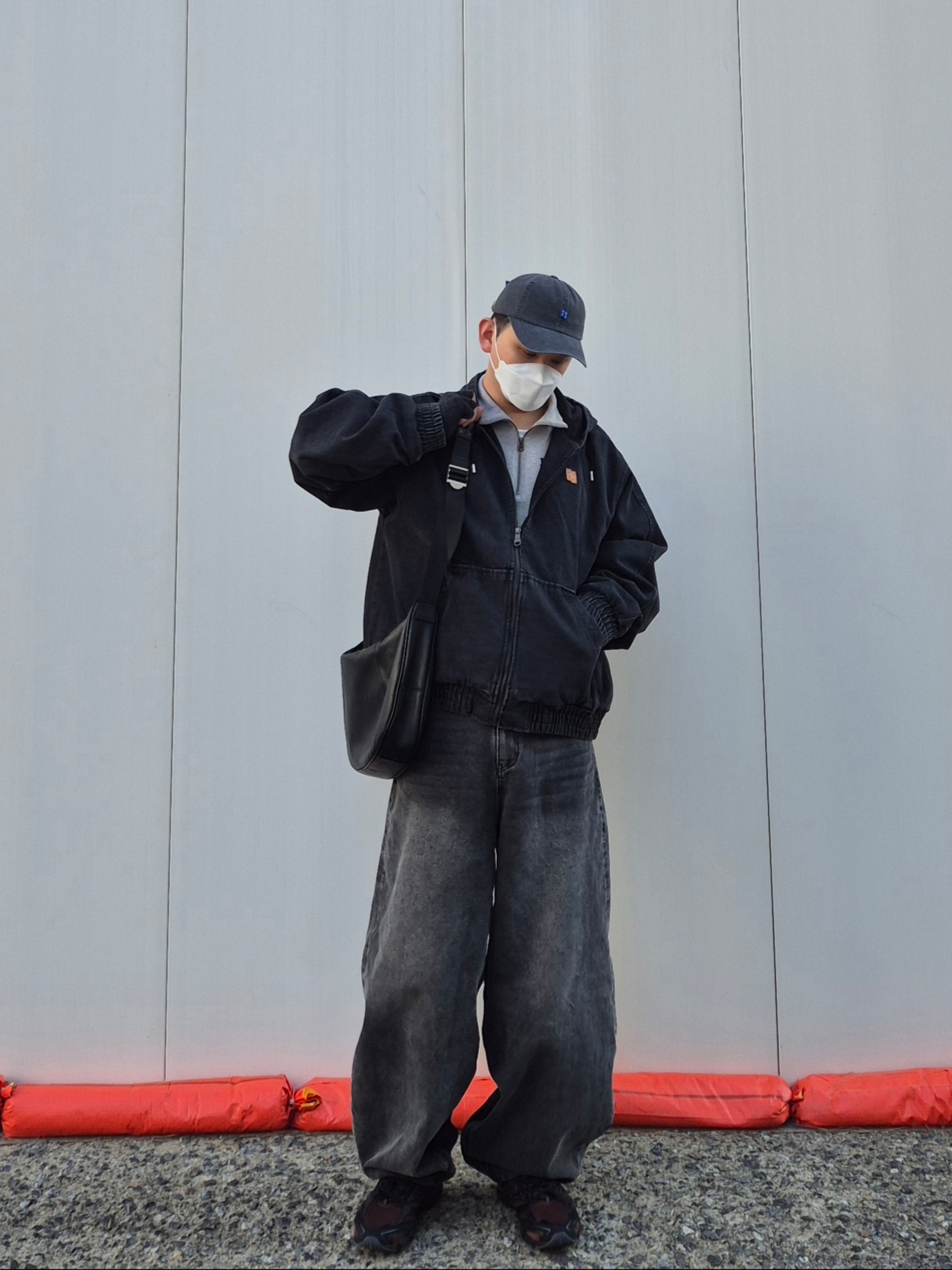 Ader Error Sig; TRS Tag Hoodie Work Jacket 01 Noir, Ader Error Sig; TRS Tag Cap 01 Charcoal 착용 스타일 - 1